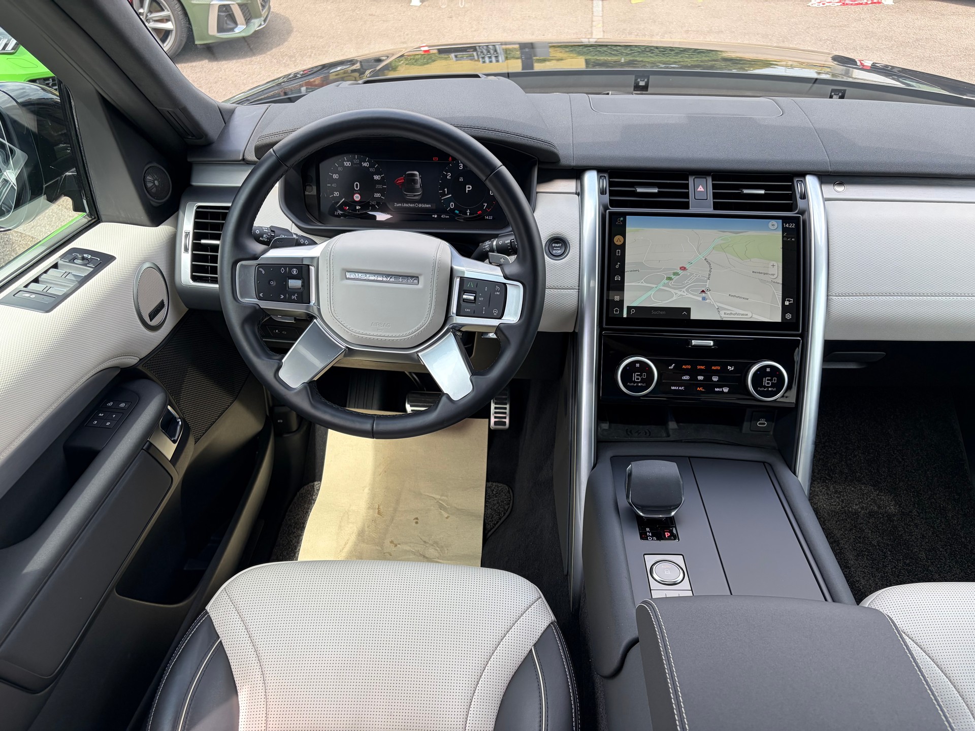 LAND ROVER Discovery 3.0 i6 360 R-Dynamic HSE AWD Automatic-image-17