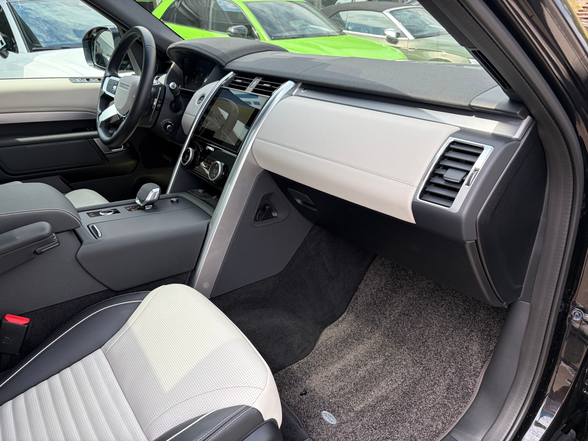LAND ROVER Discovery 3.0 i6 360 R-Dynamic HSE AWD Automatic-image-22