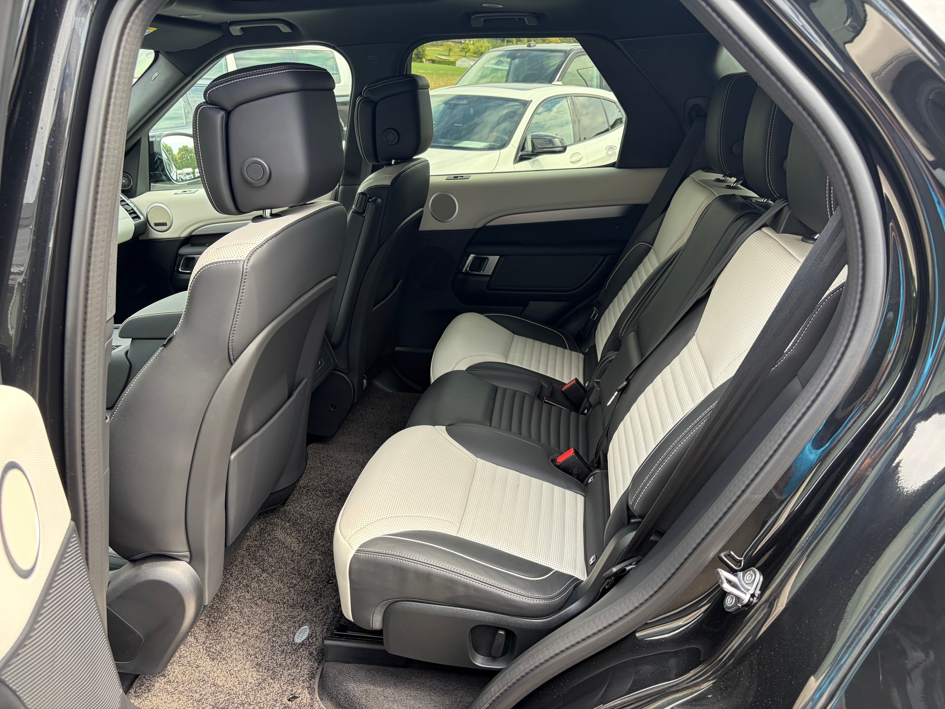 LAND ROVER Discovery 3.0 i6 360 R-Dynamic HSE AWD Automatic-image-16