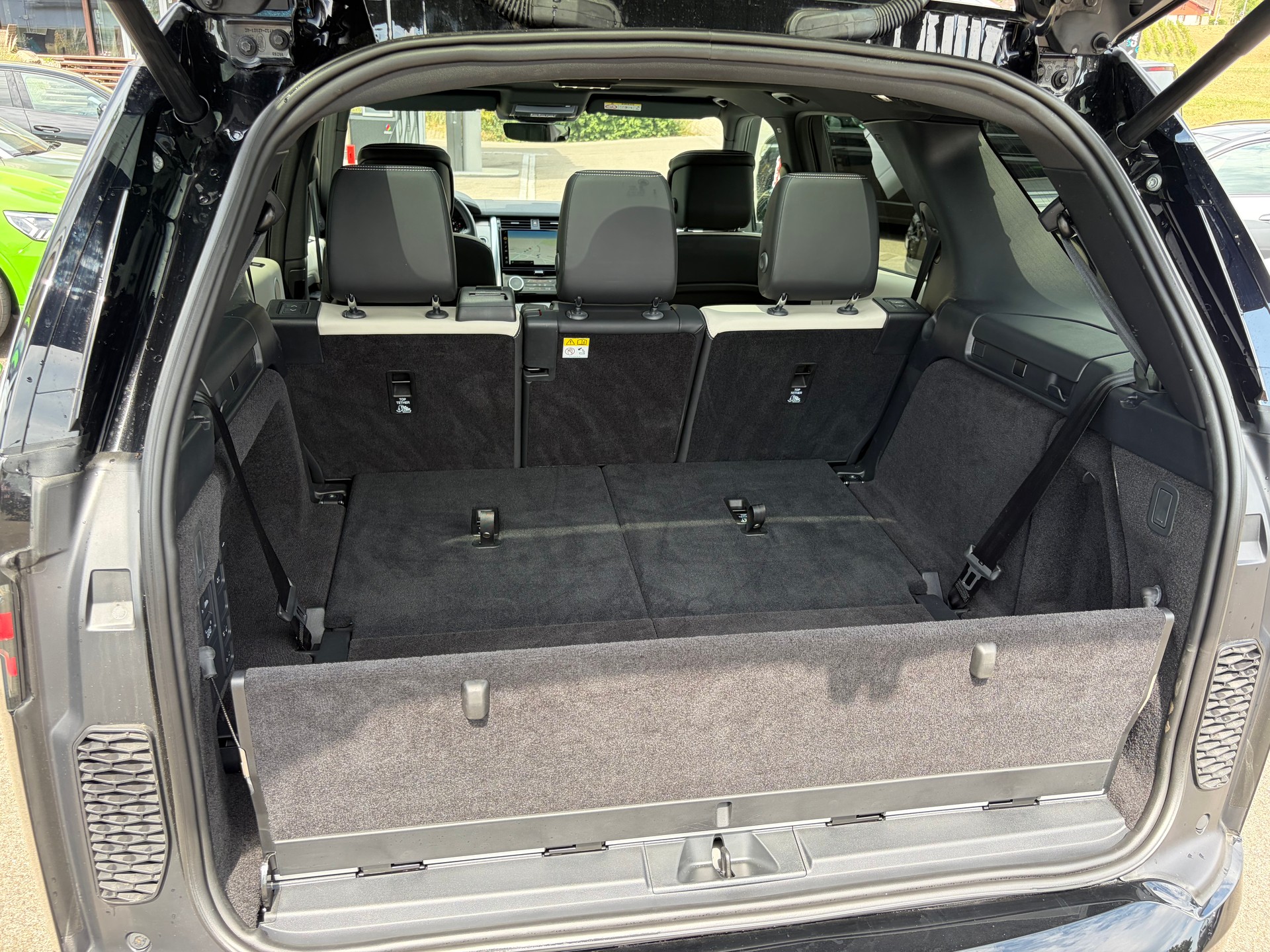 LAND ROVER Discovery 3.0 i6 360 R-Dynamic HSE AWD Automatic-image-25