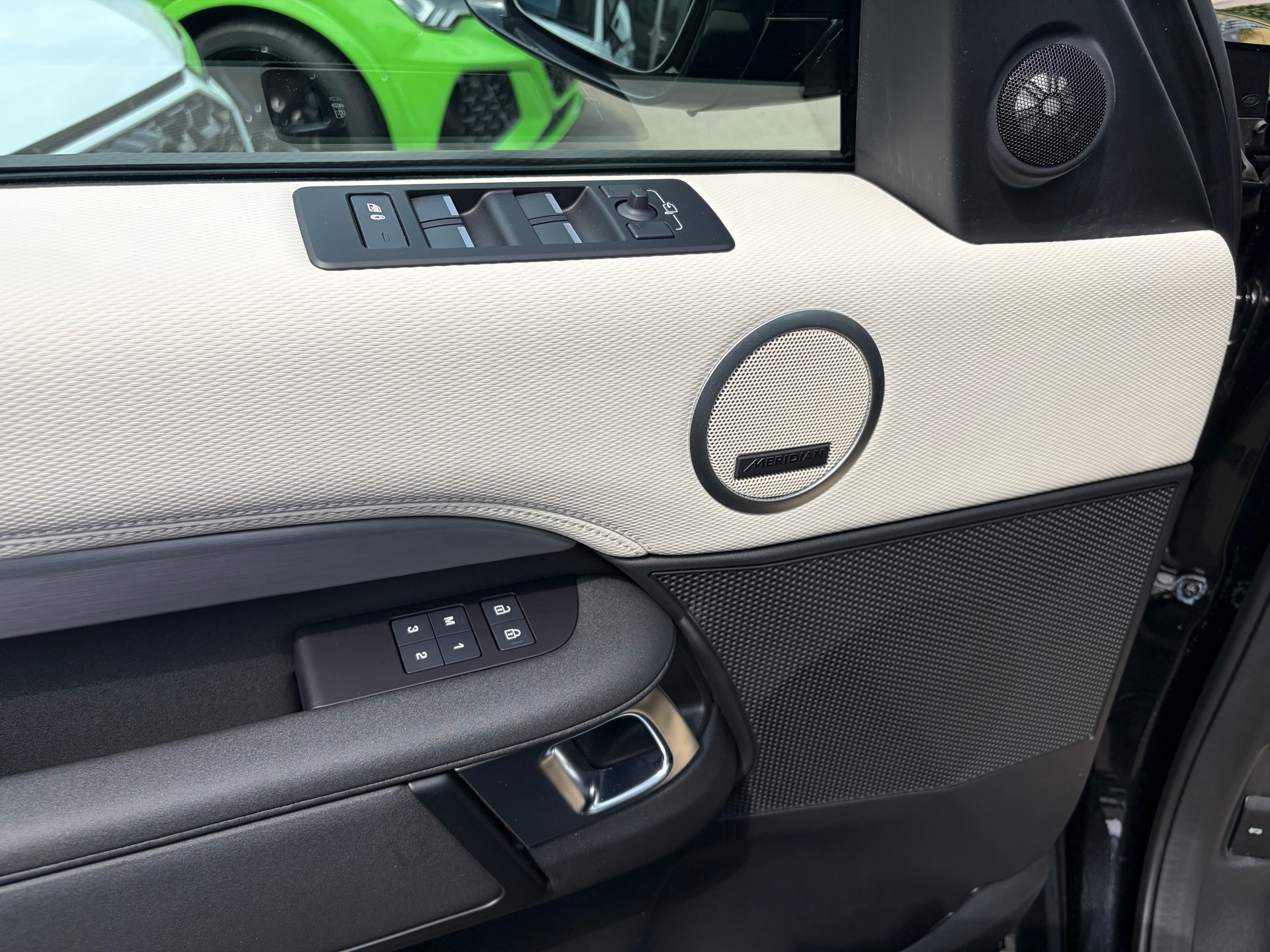 LAND ROVER Discovery 3.0 i6 360 R-Dynamic HSE AWD Automatic-image-13