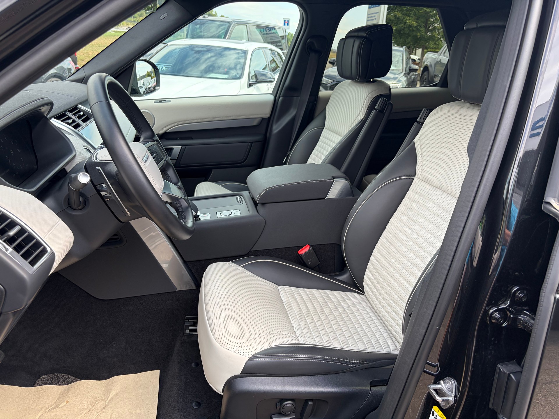 LAND ROVER Discovery 3.0 i6 360 R-Dynamic HSE AWD Automatic-image-15