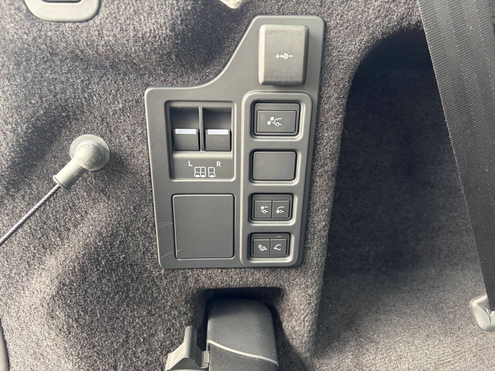 LAND ROVER Discovery 3.0 i6 360 R-Dynamic HSE AWD Automatic-image-27