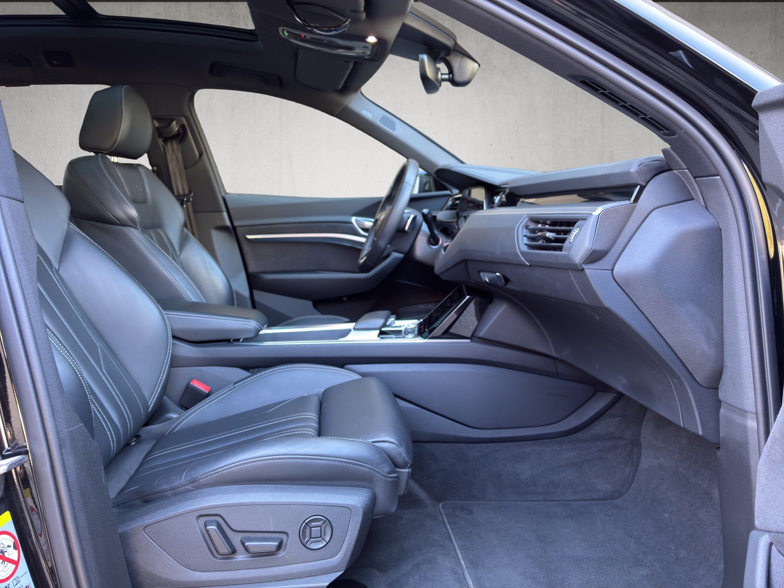 AUDI Q8 55 e-tron S line quattro-image-12