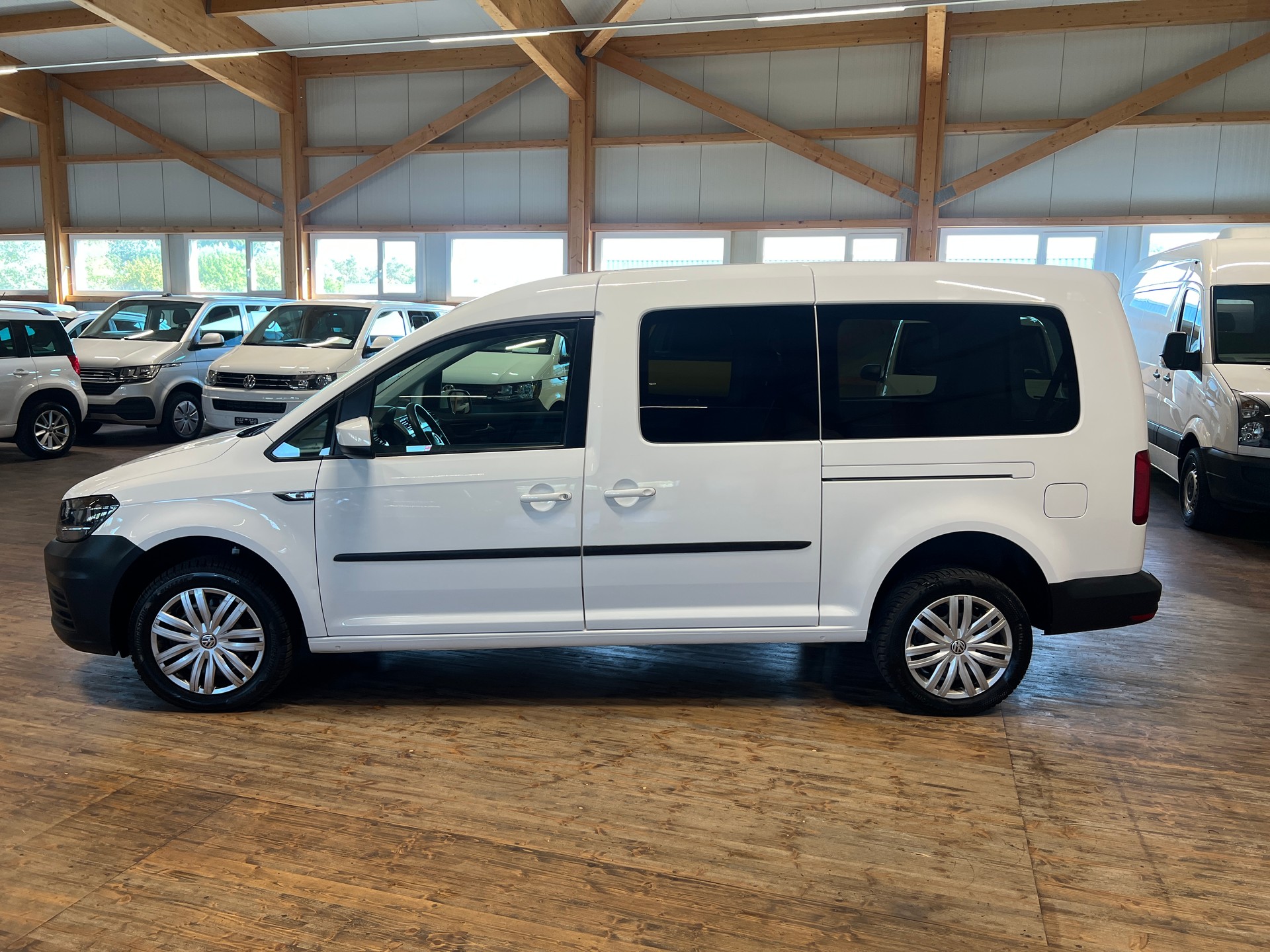 VW Caddy Maxi 2.0 TDI 4Motion-image-7