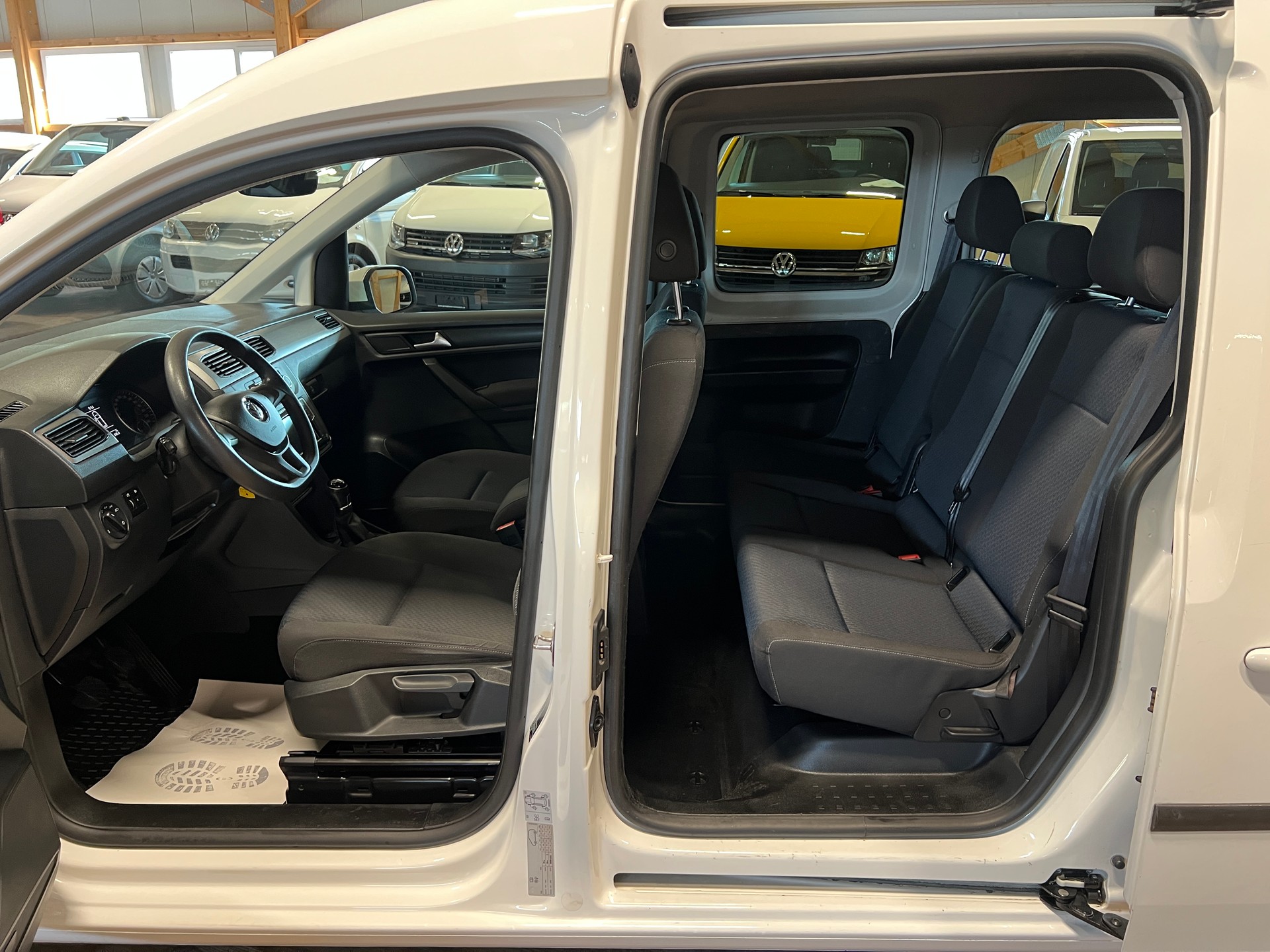 VW Caddy Maxi 2.0 TDI 4Motion-image-9