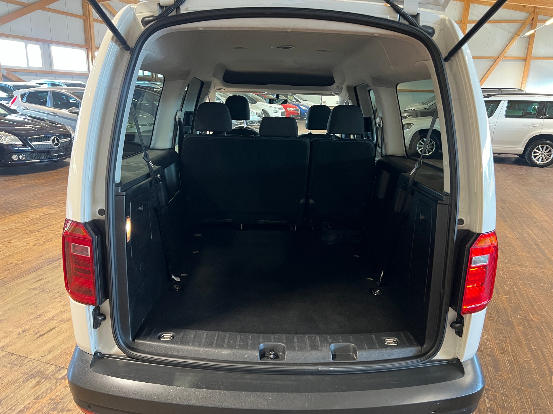 VW Caddy Maxi 2.0 TDI 4Motion-image-14