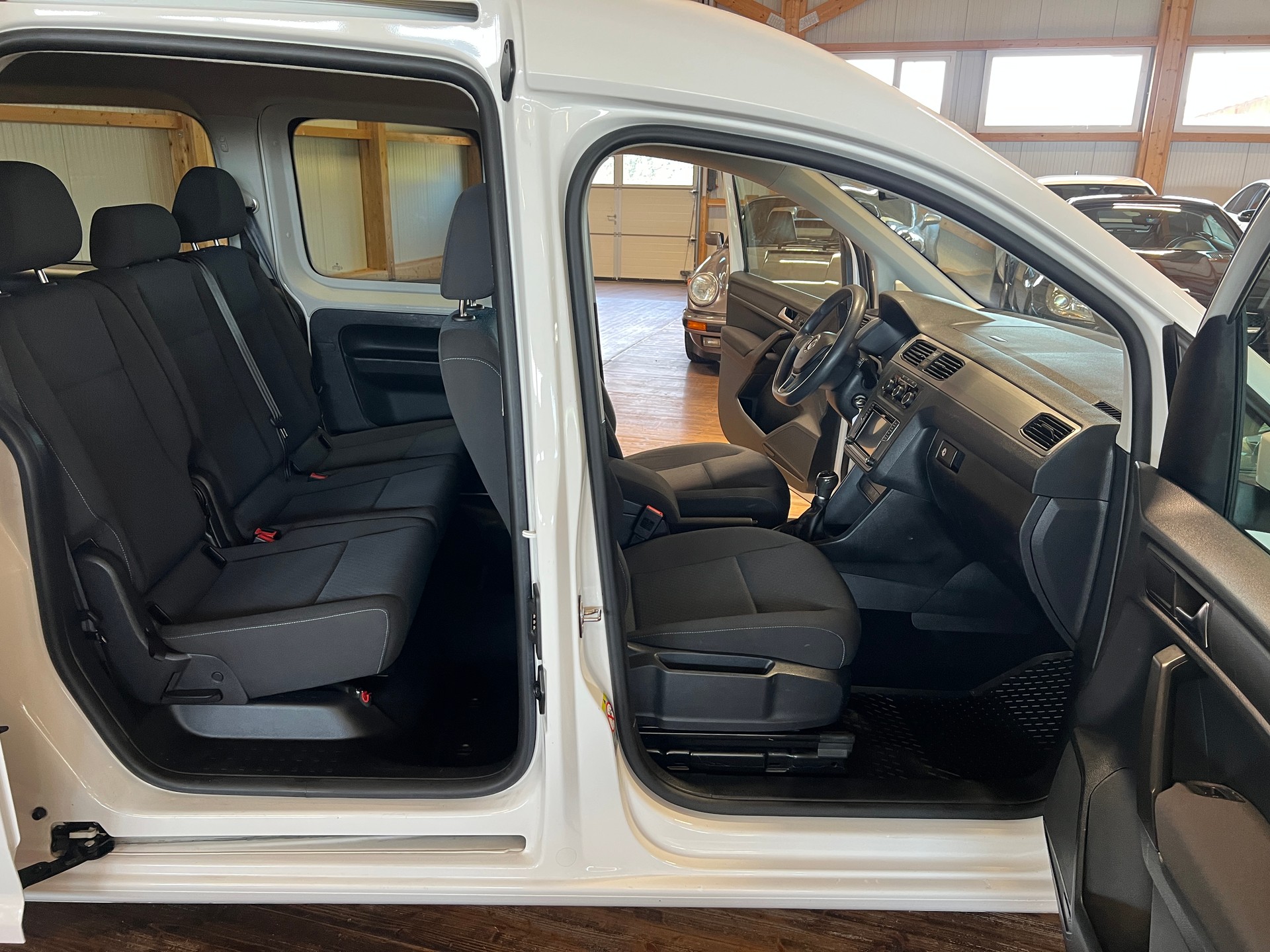 VW Caddy Maxi 2.0 TDI 4Motion-image-13