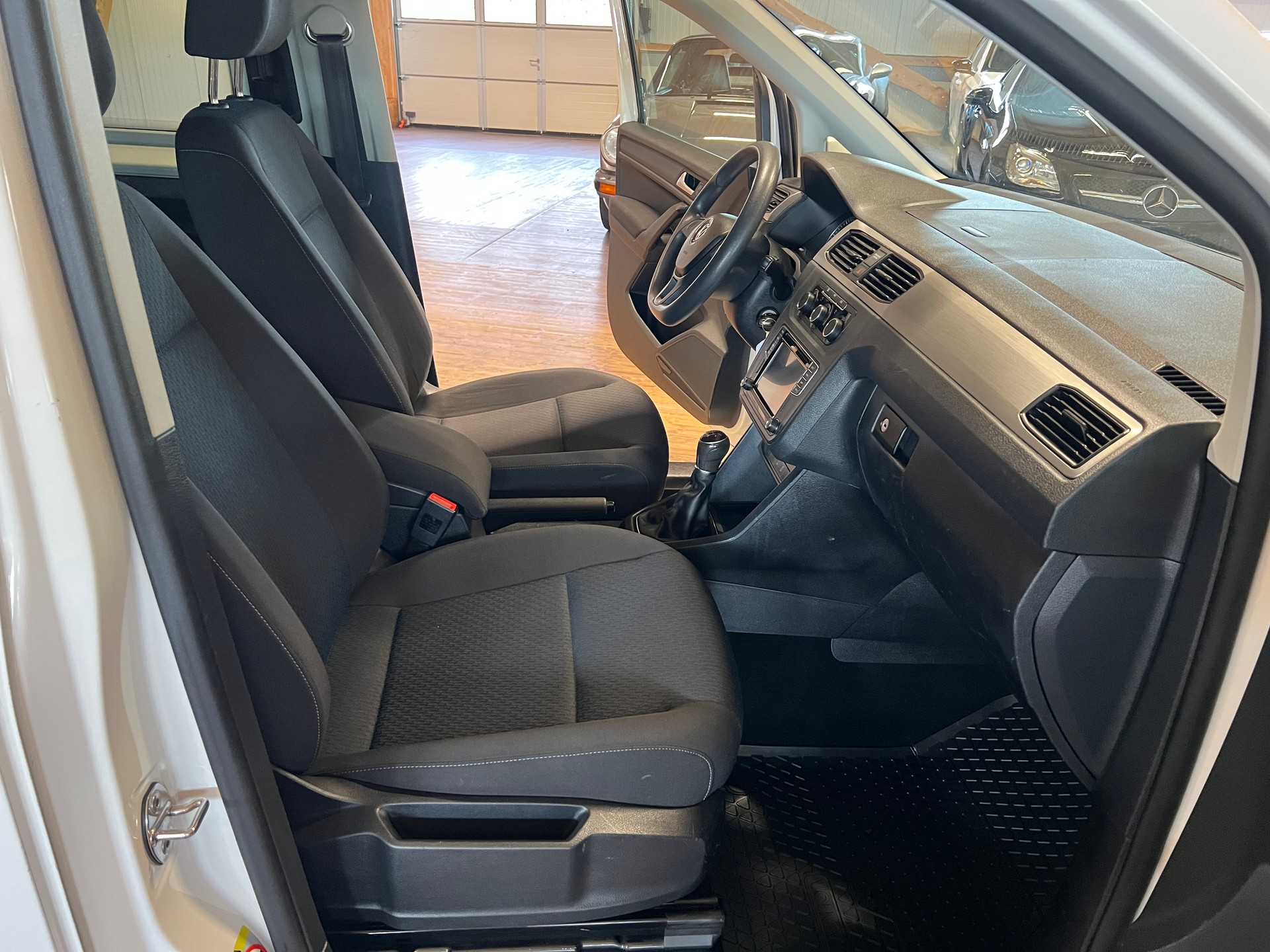 VW Caddy Maxi 2.0 TDI 4Motion-image-11