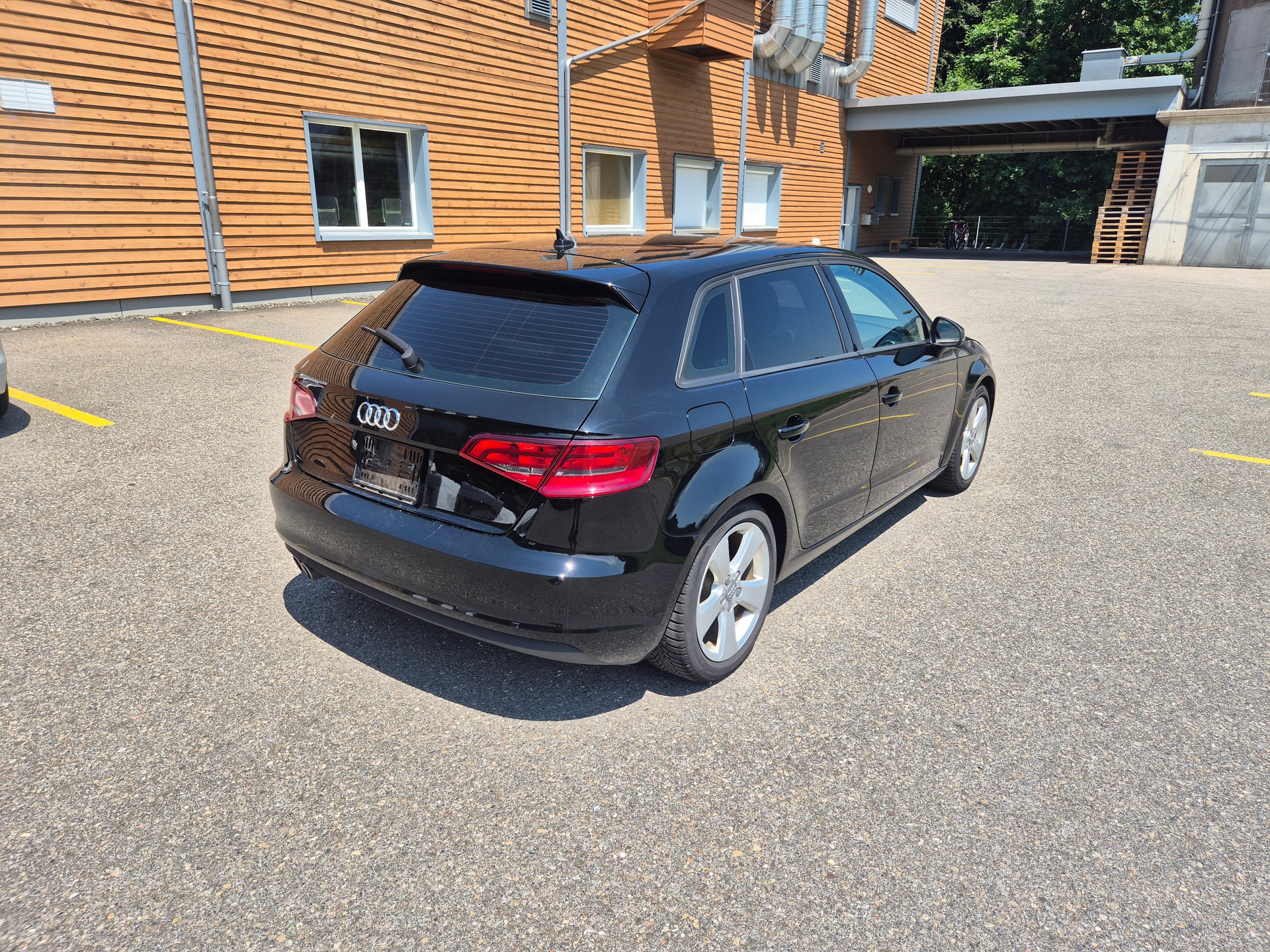 AUDI A3 Sportback 2.0 TDI Ambition-image-3