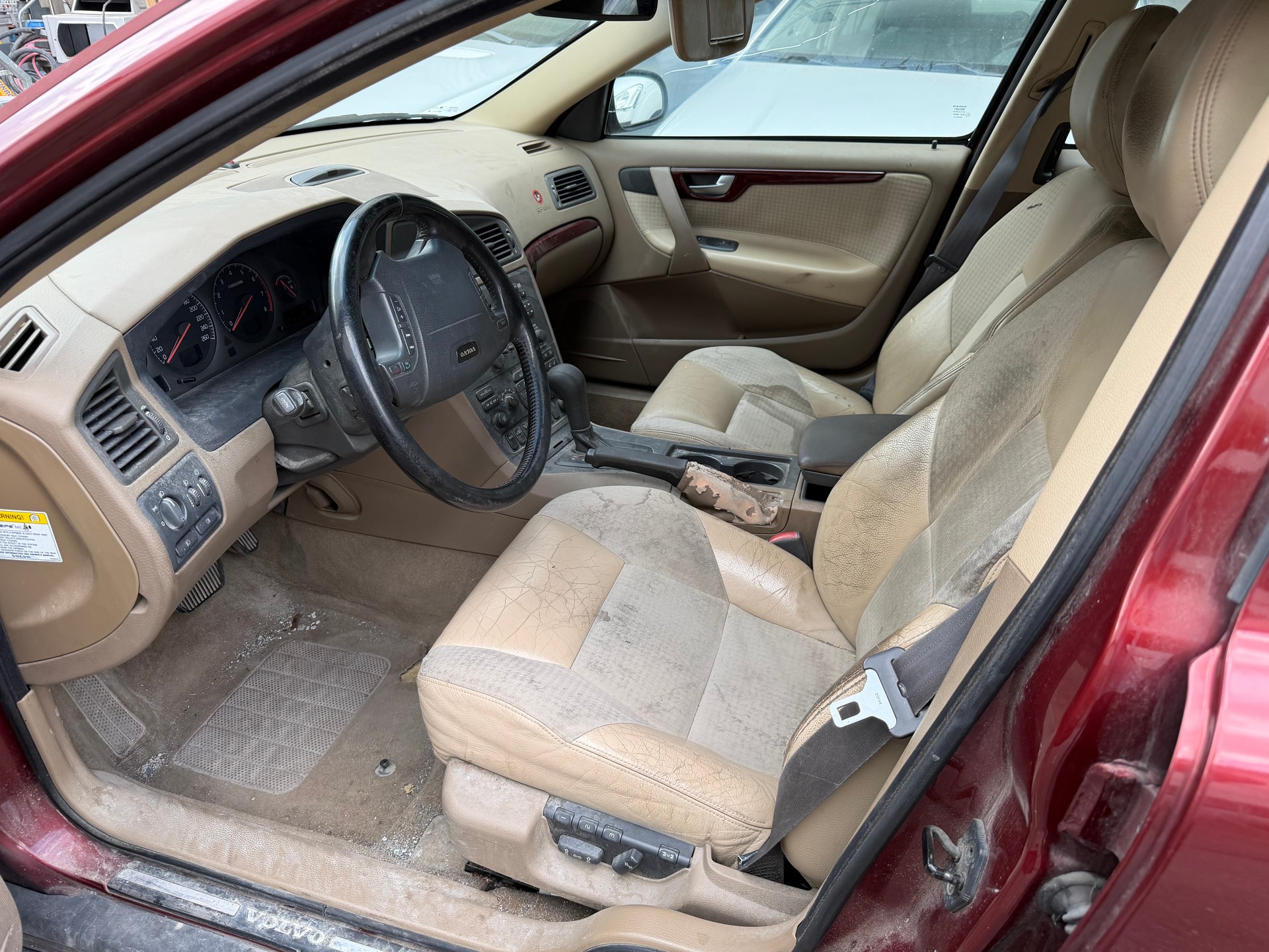 VOLVO V70 R AWD A-image-8