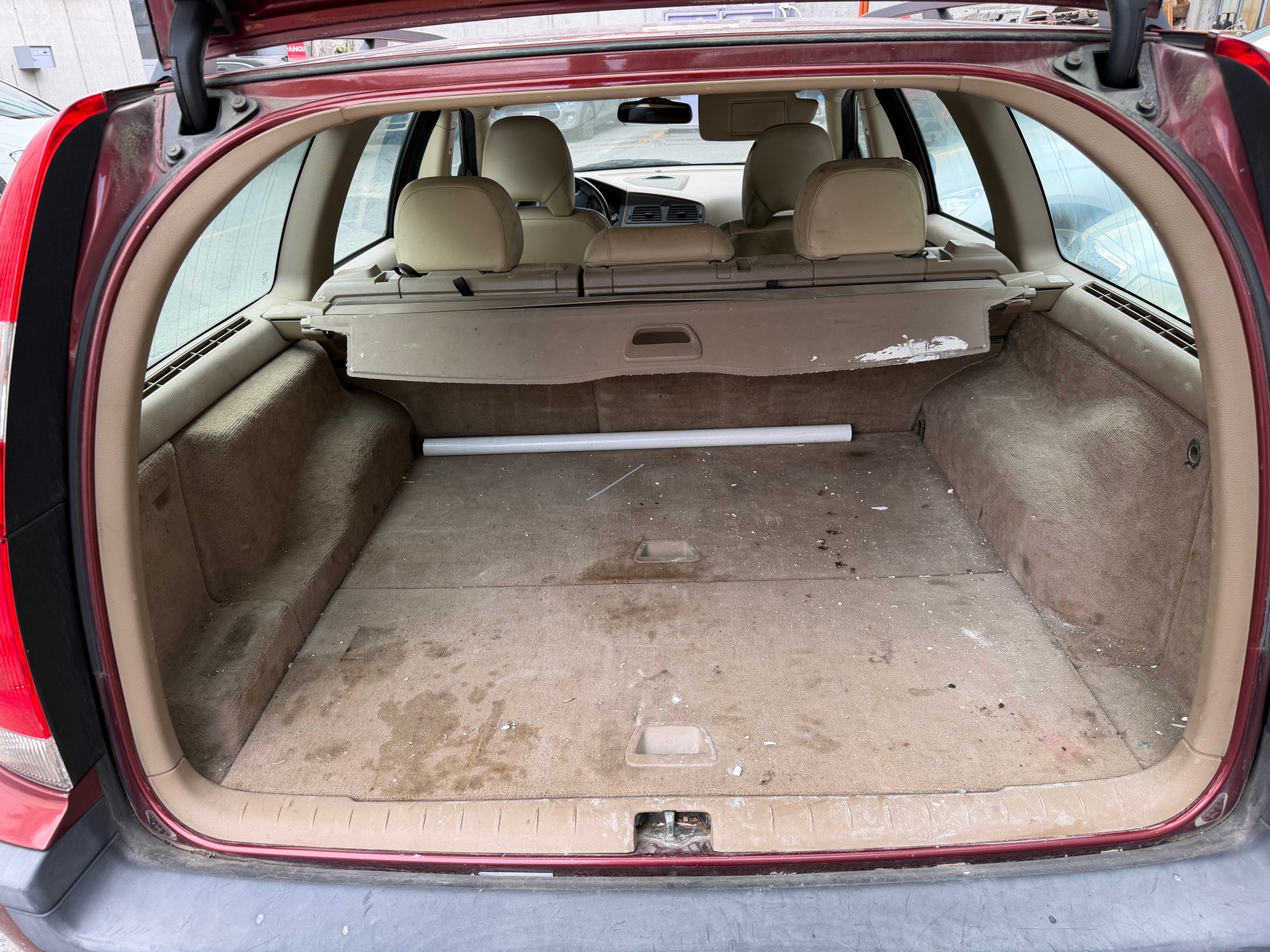 VOLVO V70 R AWD A-image-7