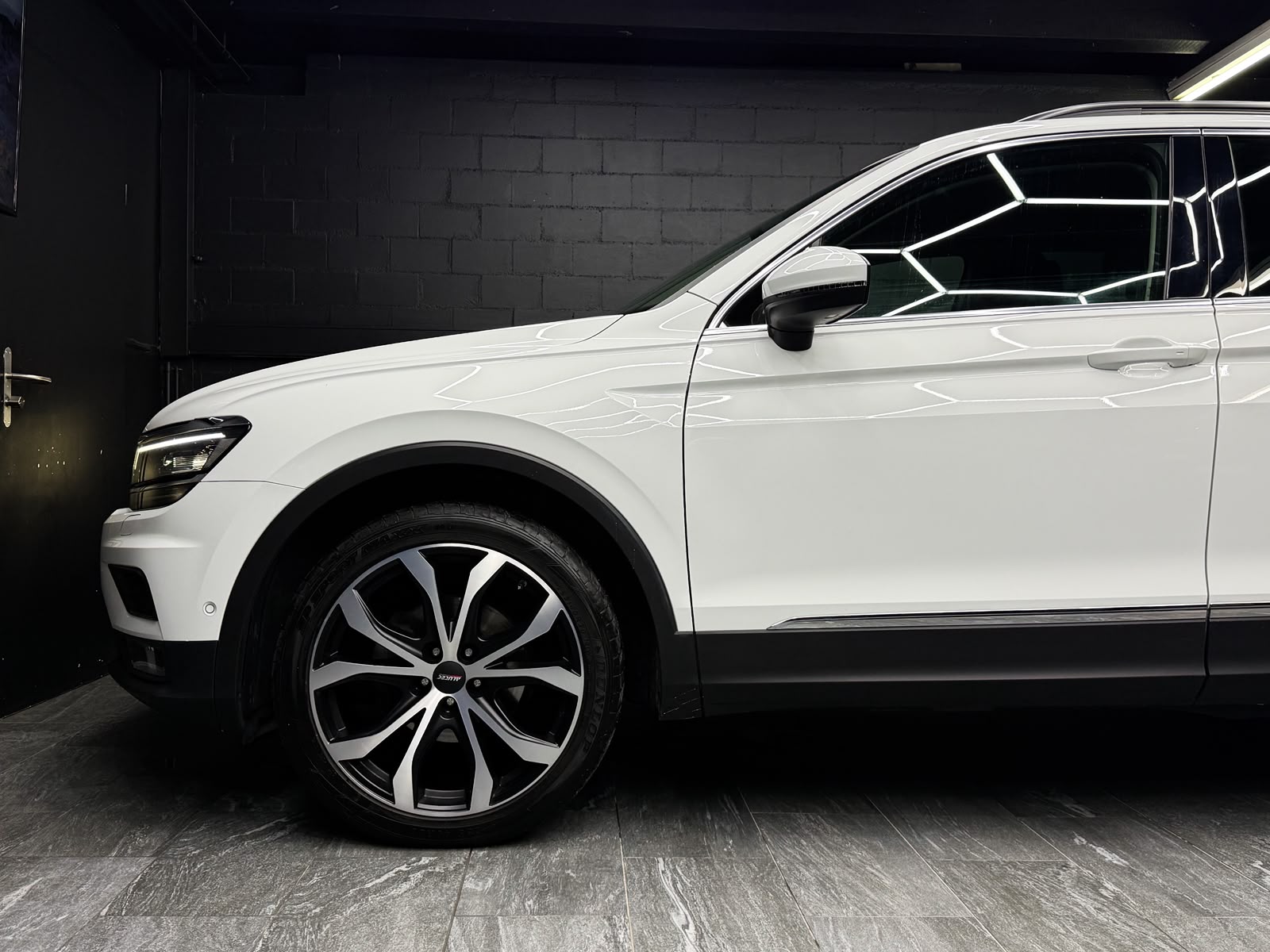 VW Tiguan 2.0 TDI SCR 4Motion DSG *AHK*-image-4