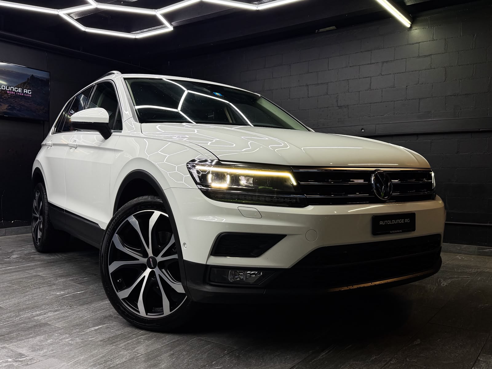 VW Tiguan 2.0 TDI SCR 4Motion DSG *AHK*-image-0