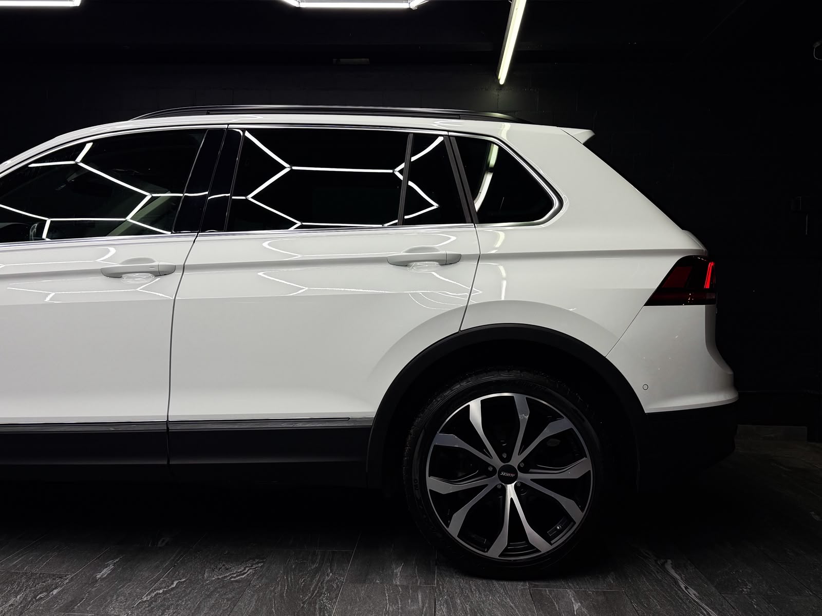 VW Tiguan 2.0 TDI SCR 4Motion DSG *AHK*-image-5