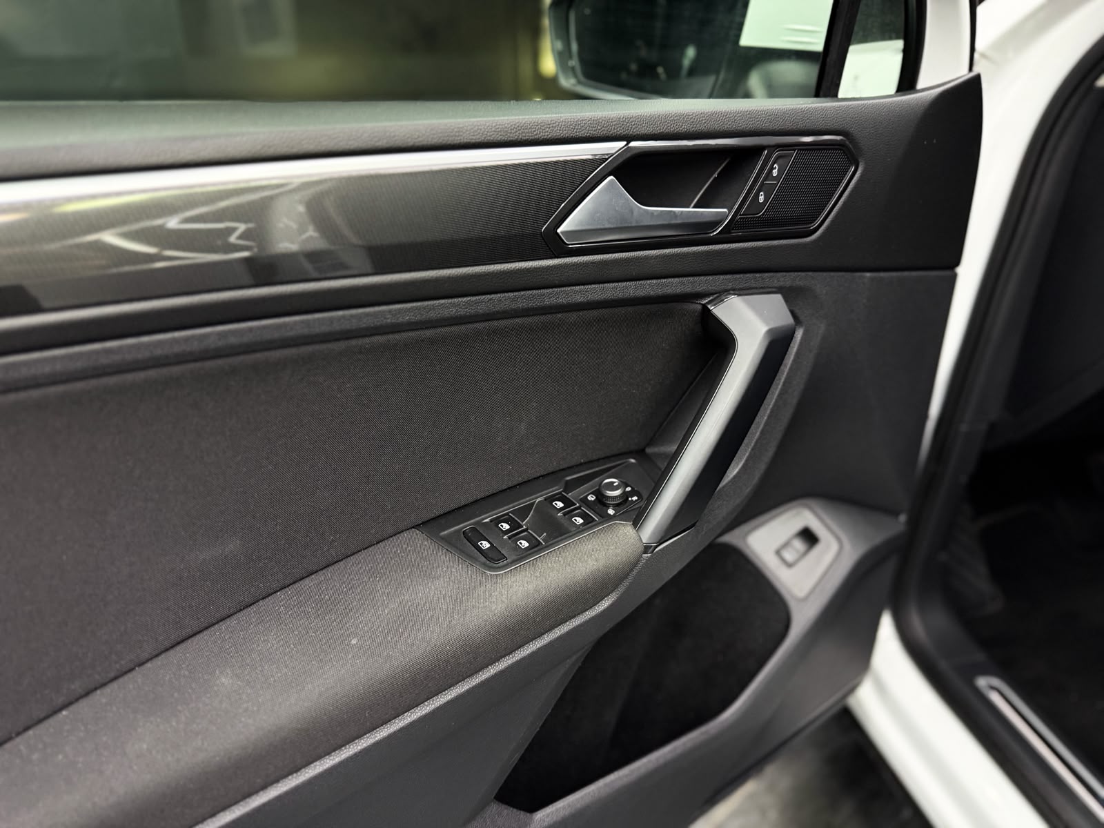 VW Tiguan 2.0 TDI SCR 4Motion DSG *AHK*-image-17