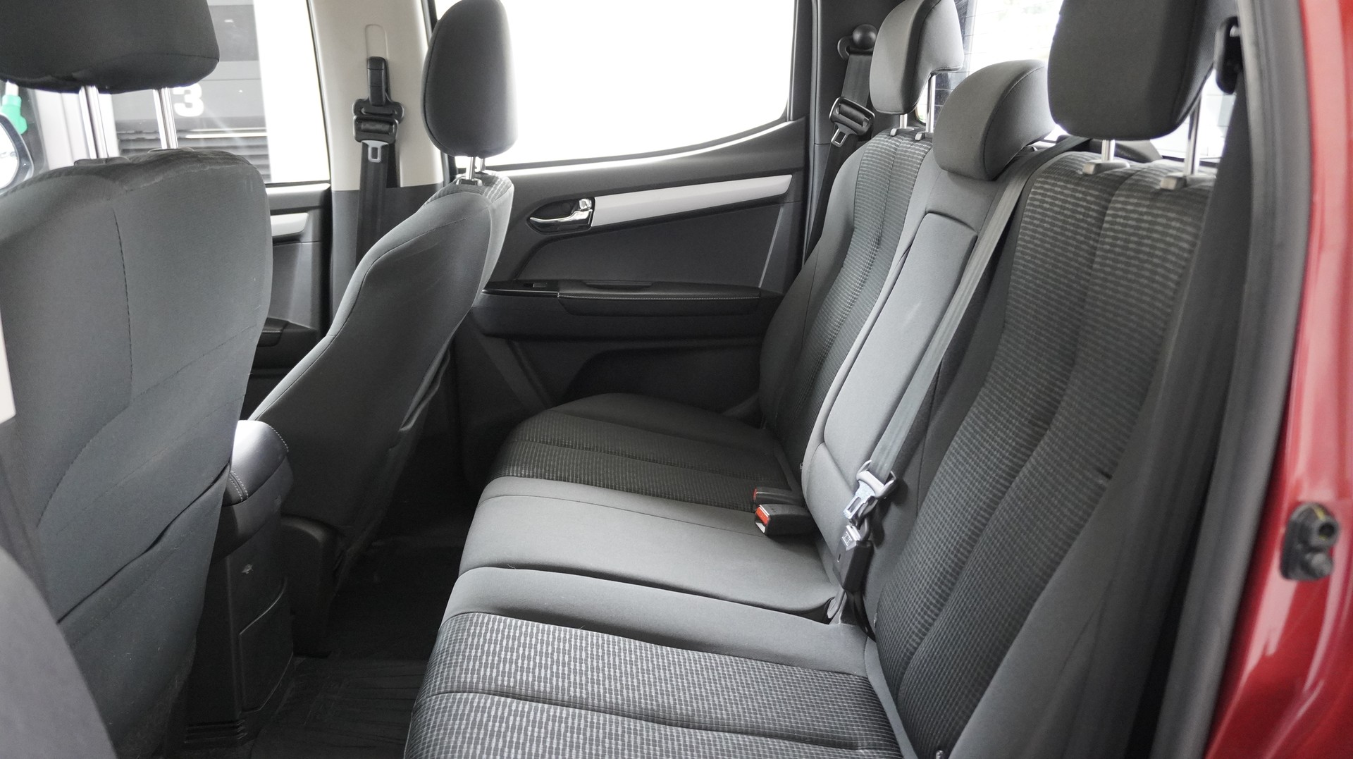 ISUZU D-MAX 1.9 Crew Cab Solar 4x4 A-image-4