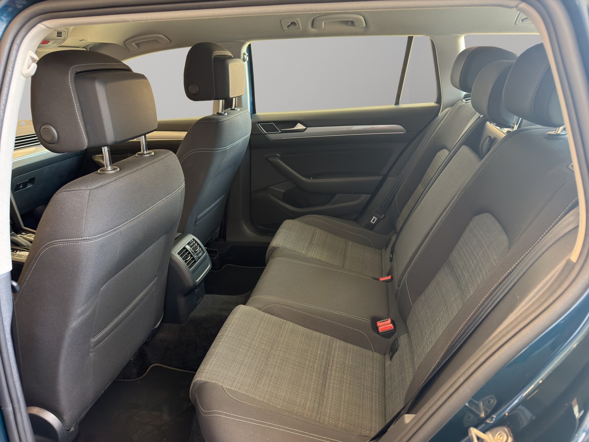 VW Passat 2.0 TDI BMT Elegance 4Motion DSG-image-13