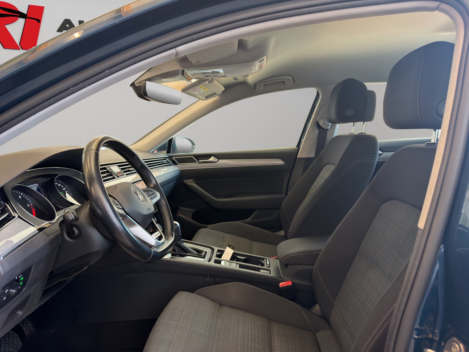 VW Passat 2.0 TDI BMT Elegance 4Motion DSG-image-9