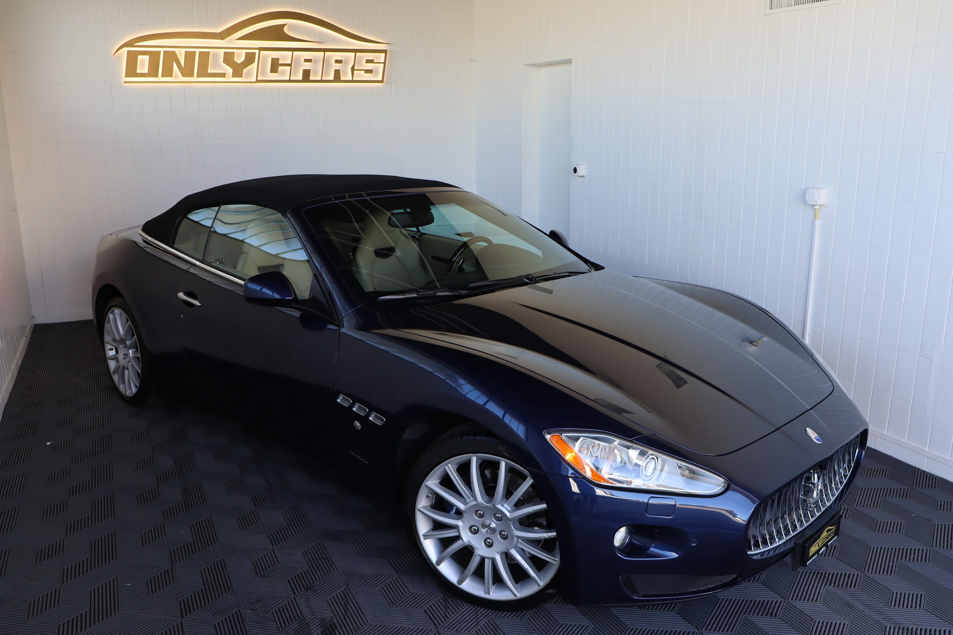 MASERATI GranCabrio Automatica-showroom-element-3