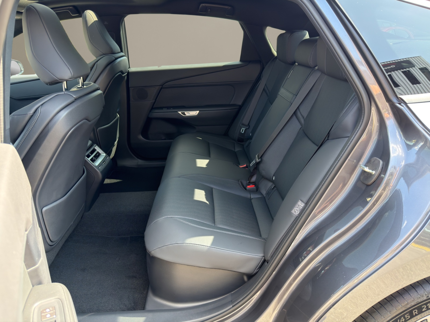 LEXUS ES 500e Comfort AWD-image-9