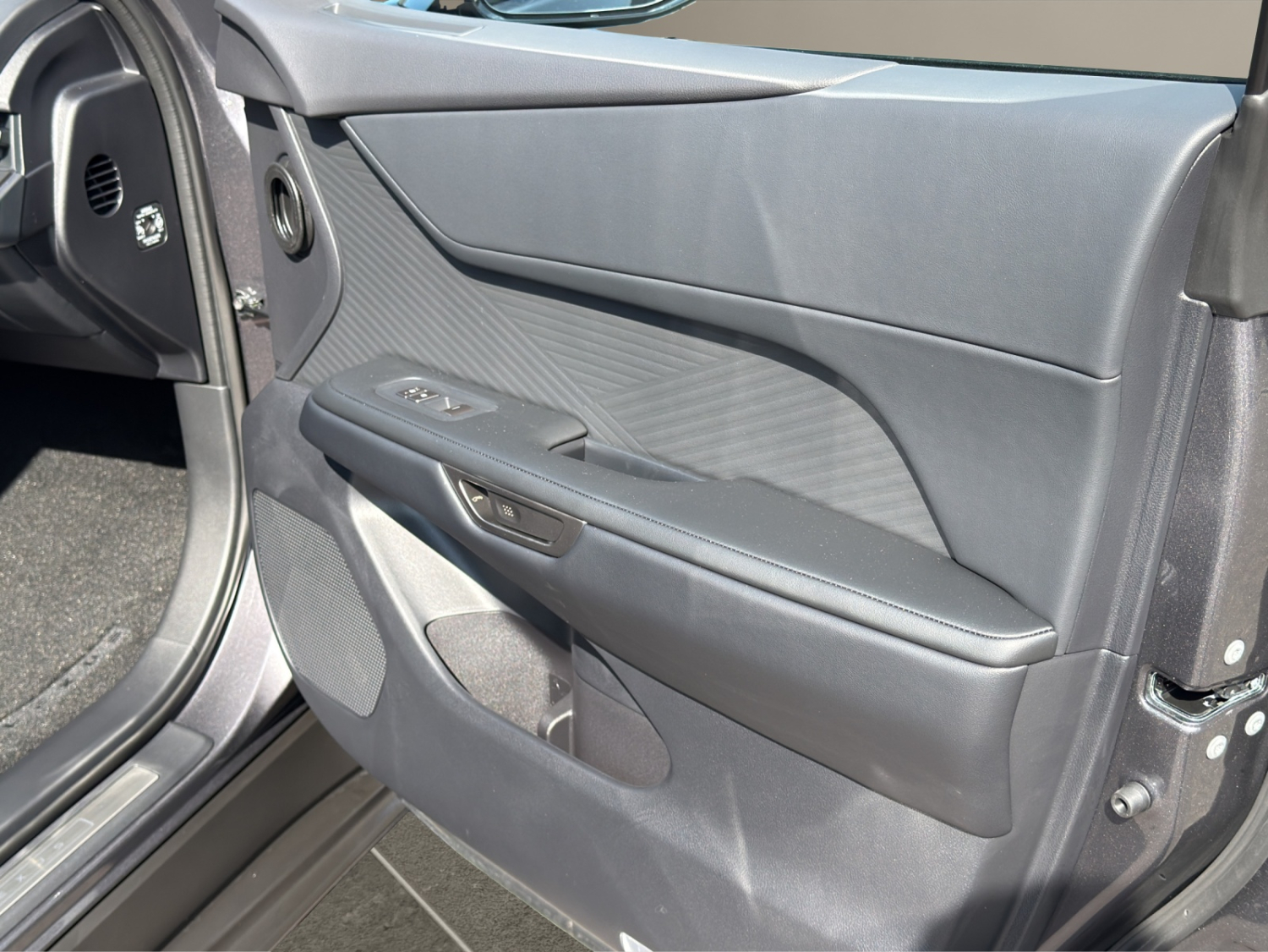 LEXUS ES 500e Comfort AWD-image-19