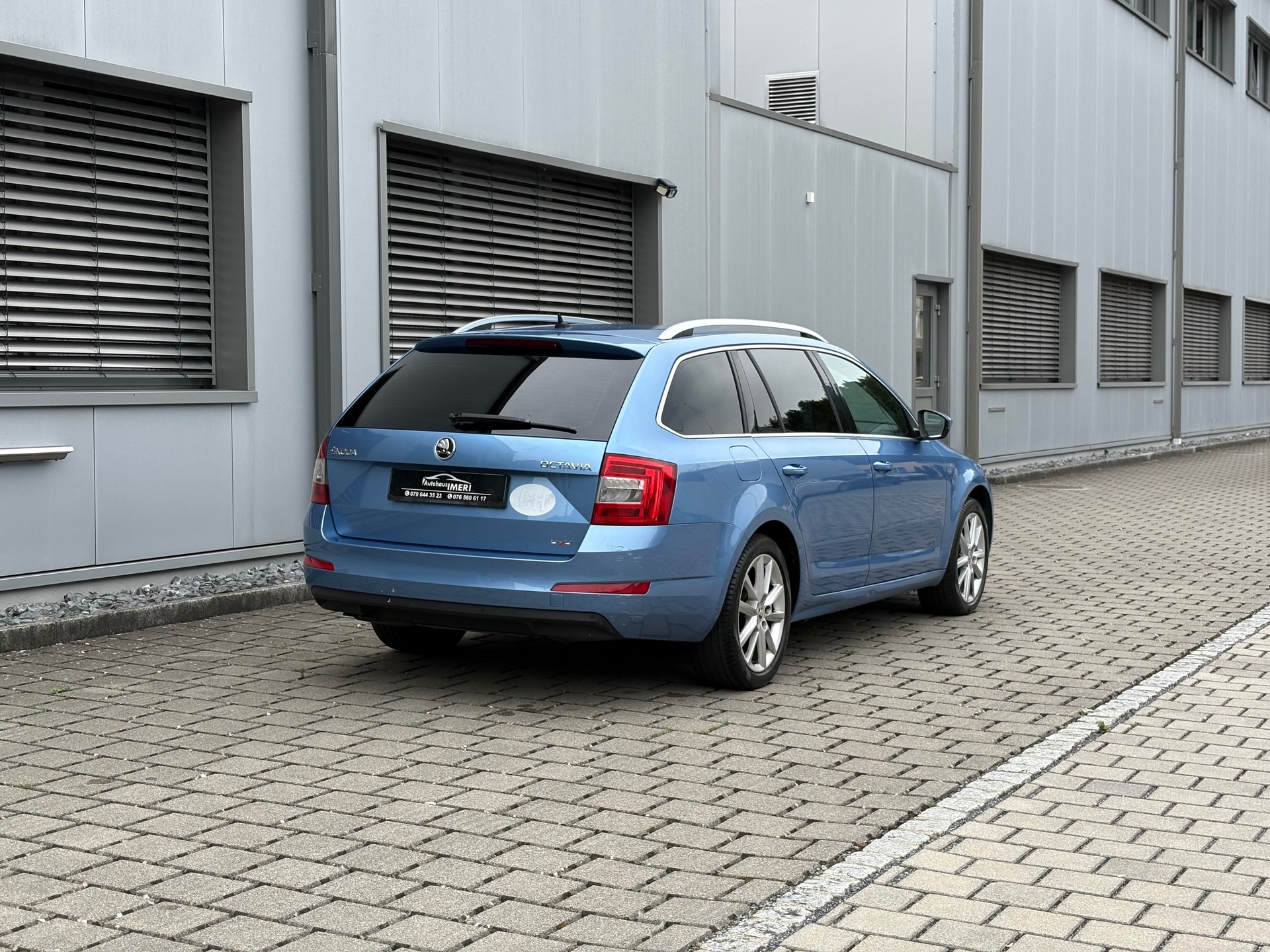 SKODA Octavia Combi 2.0 TDI 4x4-image-8