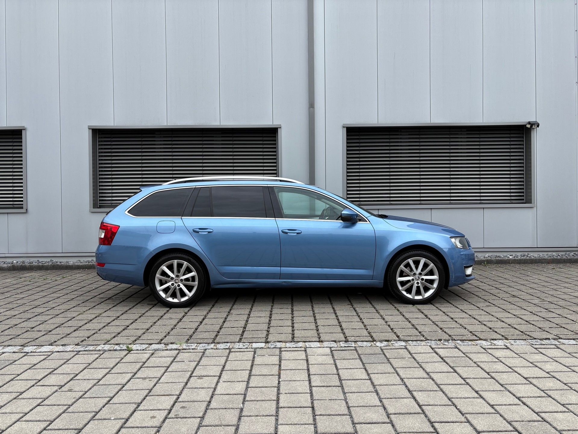 SKODA Octavia Combi 2.0 TDI 4x4-image-11