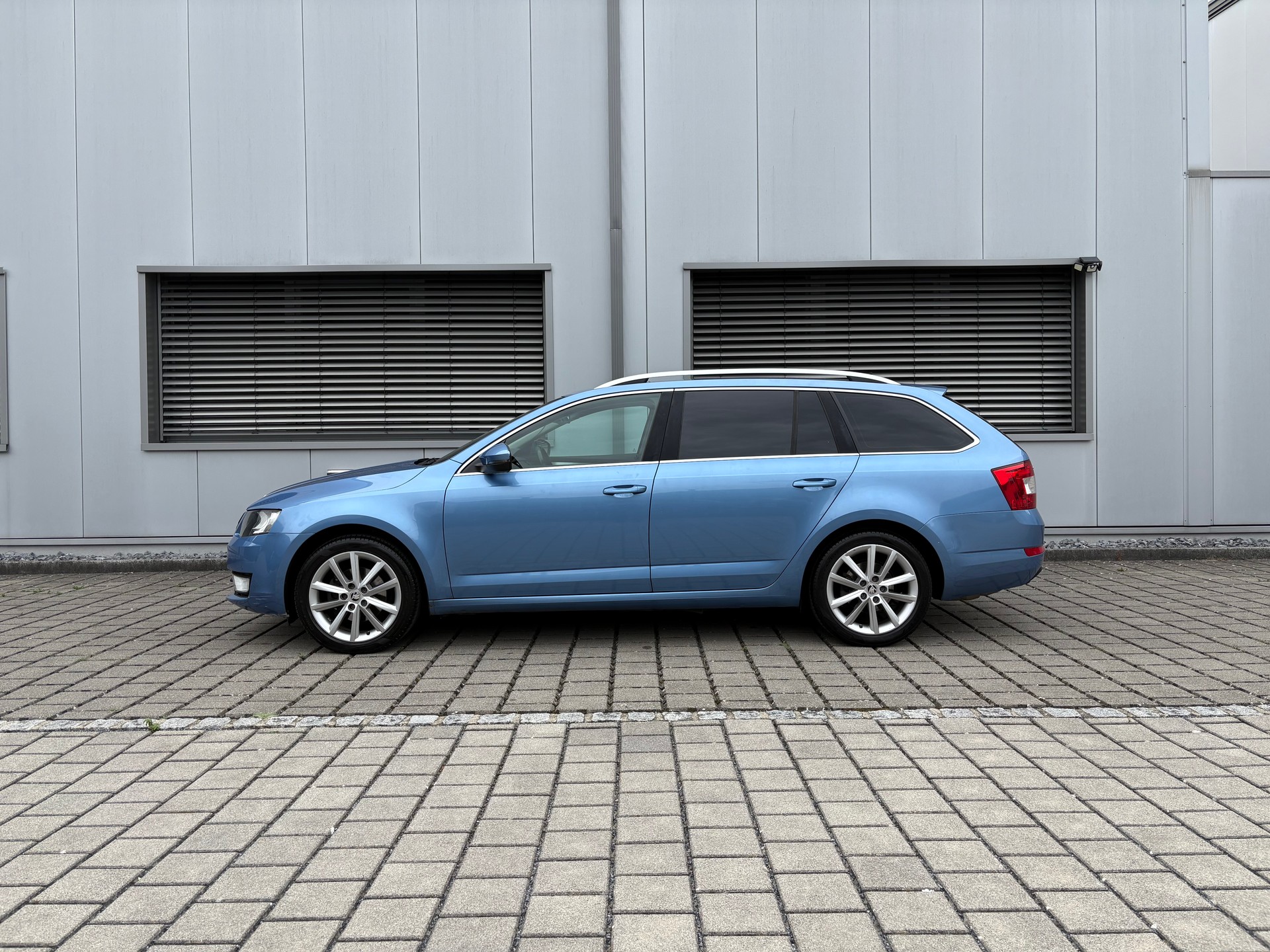 SKODA Octavia Combi 2.0 TDI 4x4-image-10