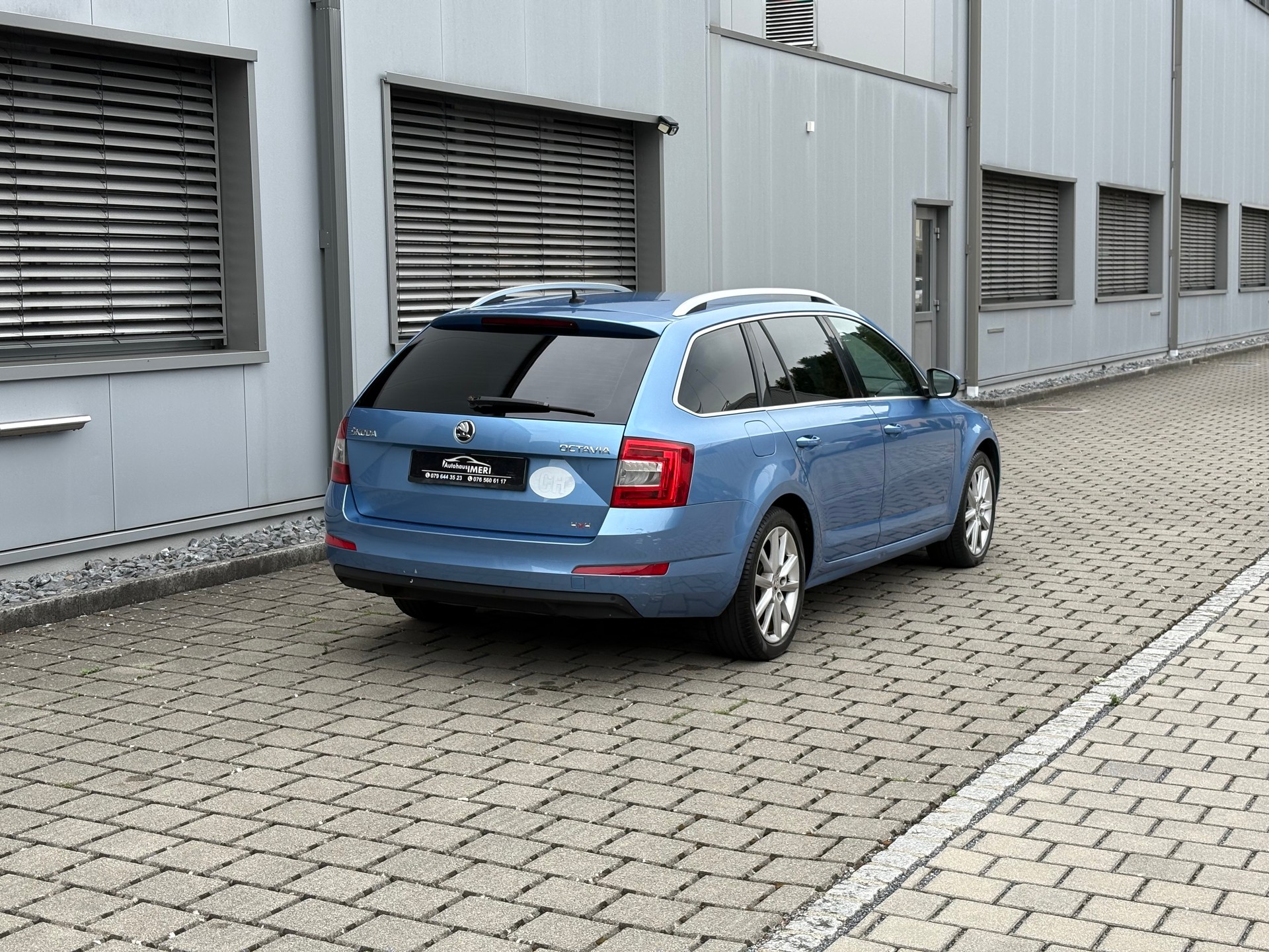 SKODA Octavia Combi 2.0 TDI 4x4-image-9