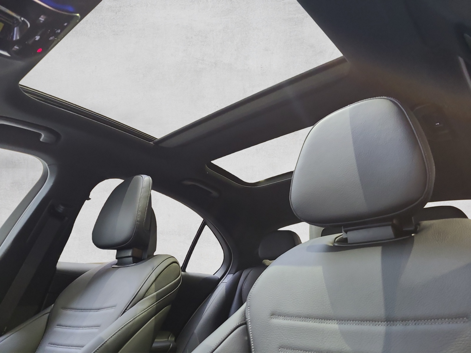 MERCEDES-BENZ C 300 AMG Line 4matic-image-3