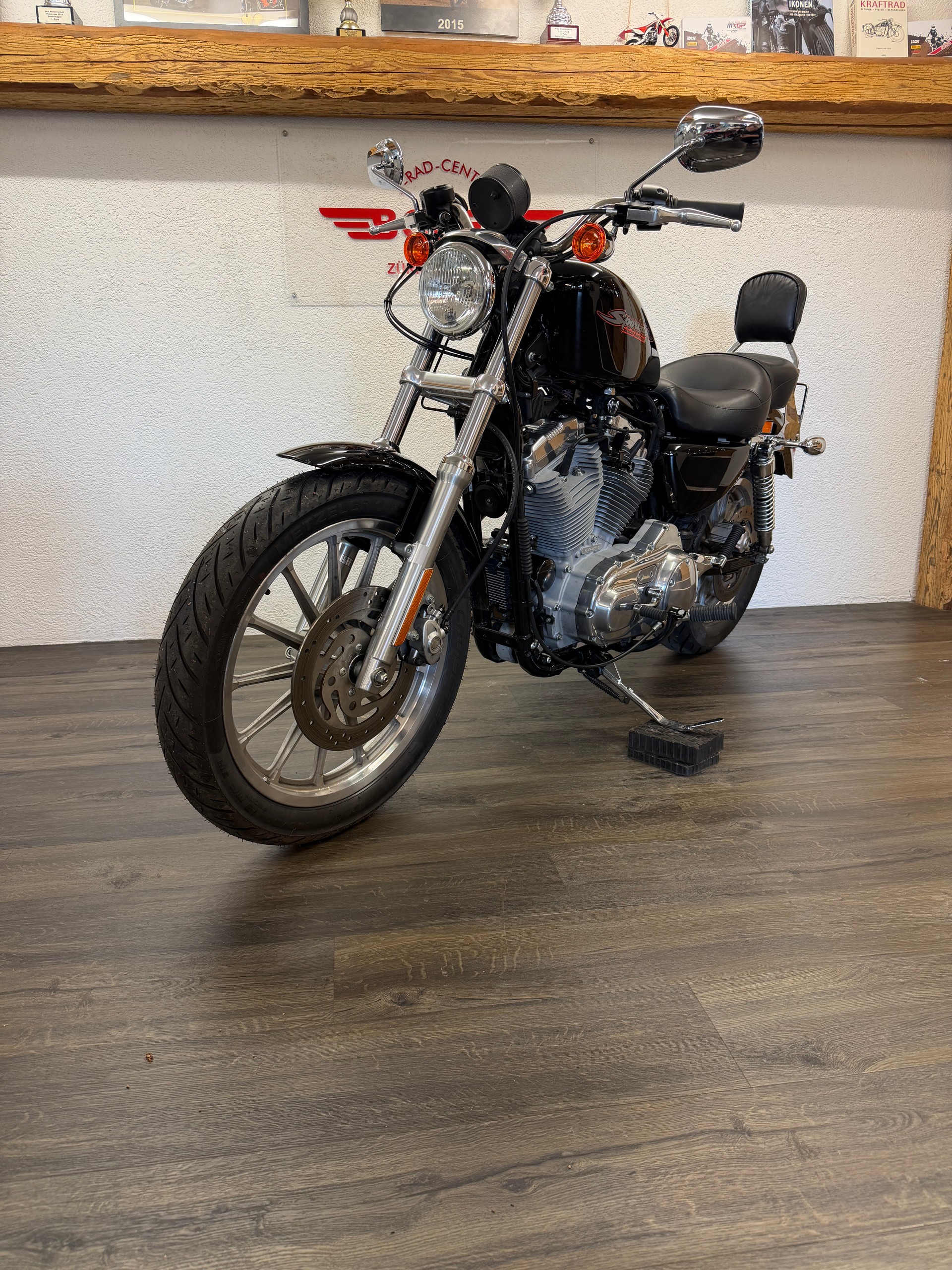 HARLEY-DAVIDSON XL 883 Hugger-showroom-element-2