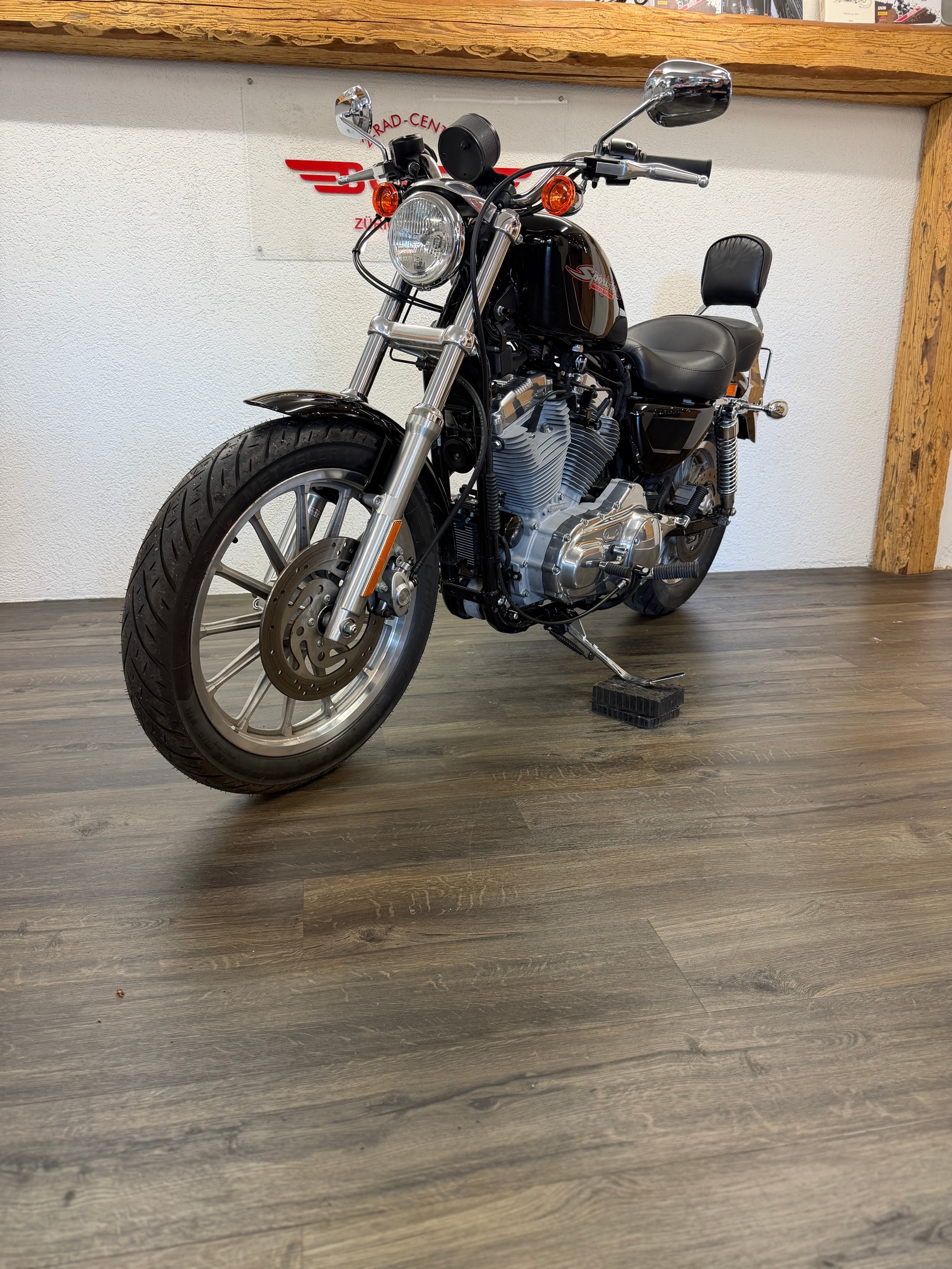 HARLEY-DAVIDSON XL 883 Hugger-showroom-element-3