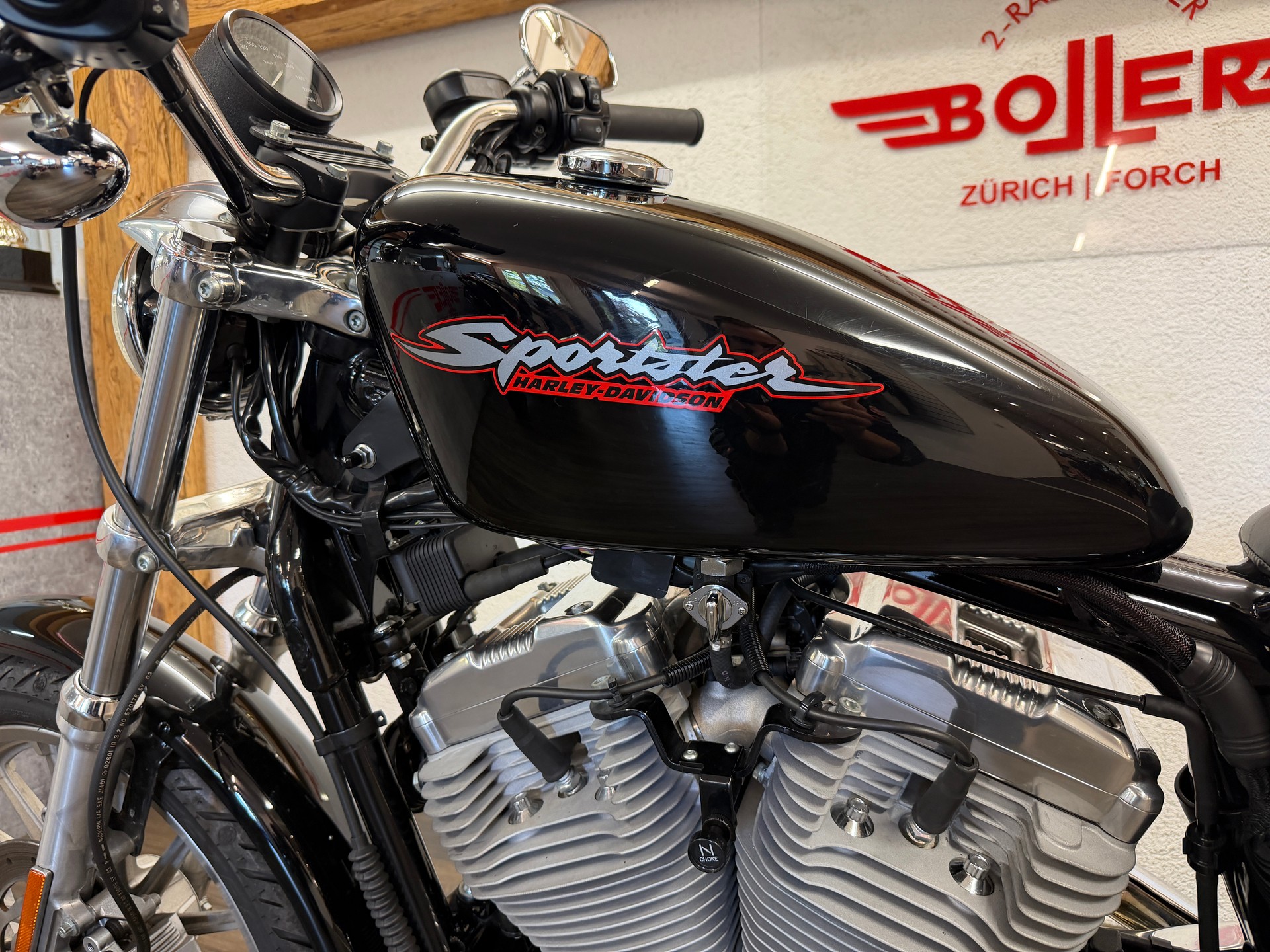 HARLEY-DAVIDSON XL 883 Hugger-showroom-element-1
