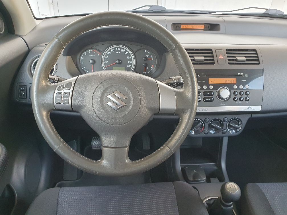 SUZUKI Swift 1.3i 16V GL Top Piz Sulai LE 4x4-image-5