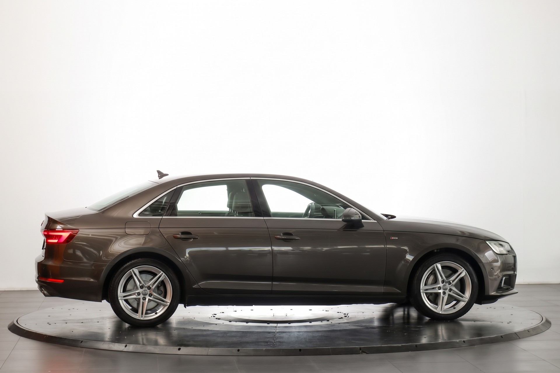 AUDI A4 Limousine 2.0 TFSI S-Line quattro Argus Brown-image-5