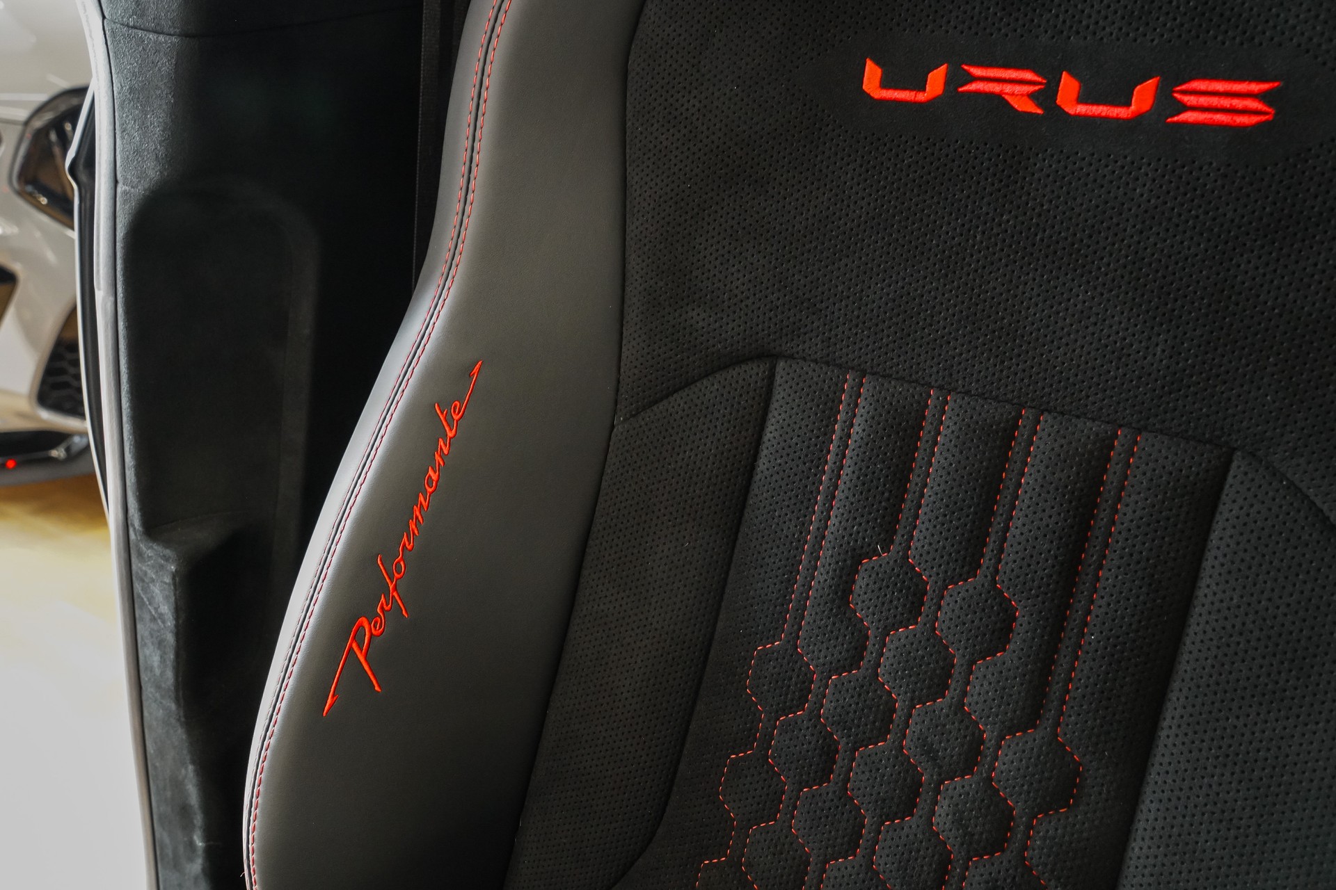 LAMBORGHINI Urus Performante "60 Aniversario"-image-30