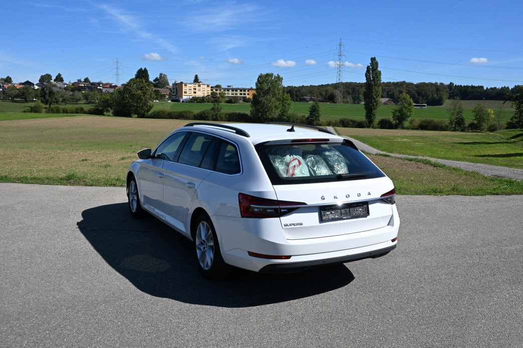 SKODA Superb Combi 2.0 TDi Ambition DSG-image-3