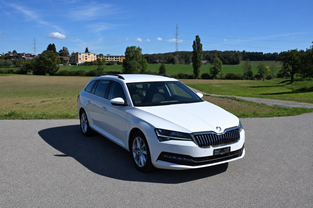 SKODA Superb Combi 2.0 TDi Ambition DSG-image-1