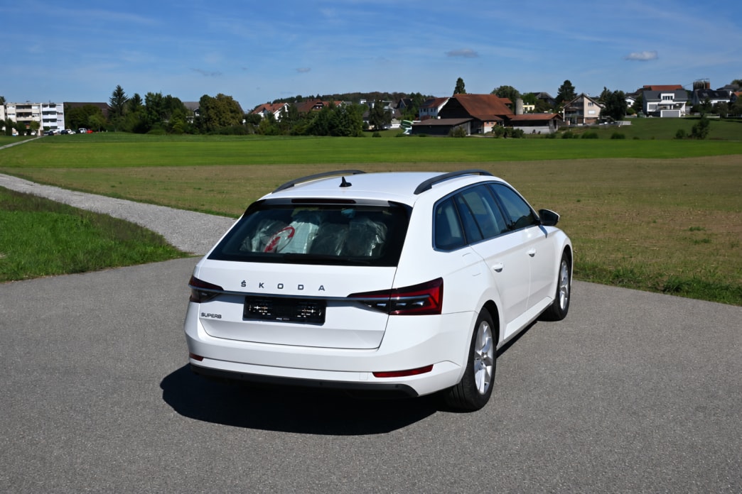 SKODA Superb Combi 2.0 TDi Ambition DSG-image-2