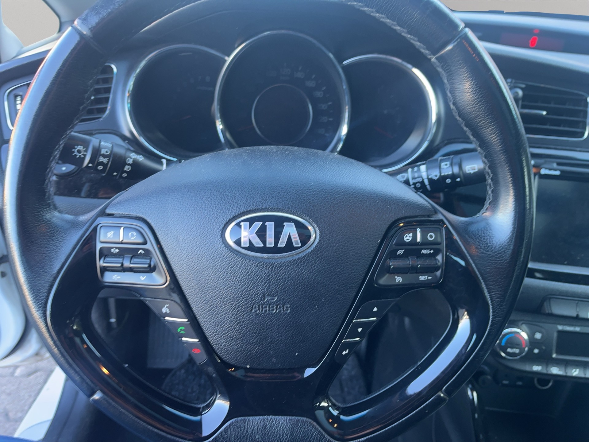 KIA Cee'd Sportswagon 1.6 GDi FiFa Wolrd Cup Edition-image-12