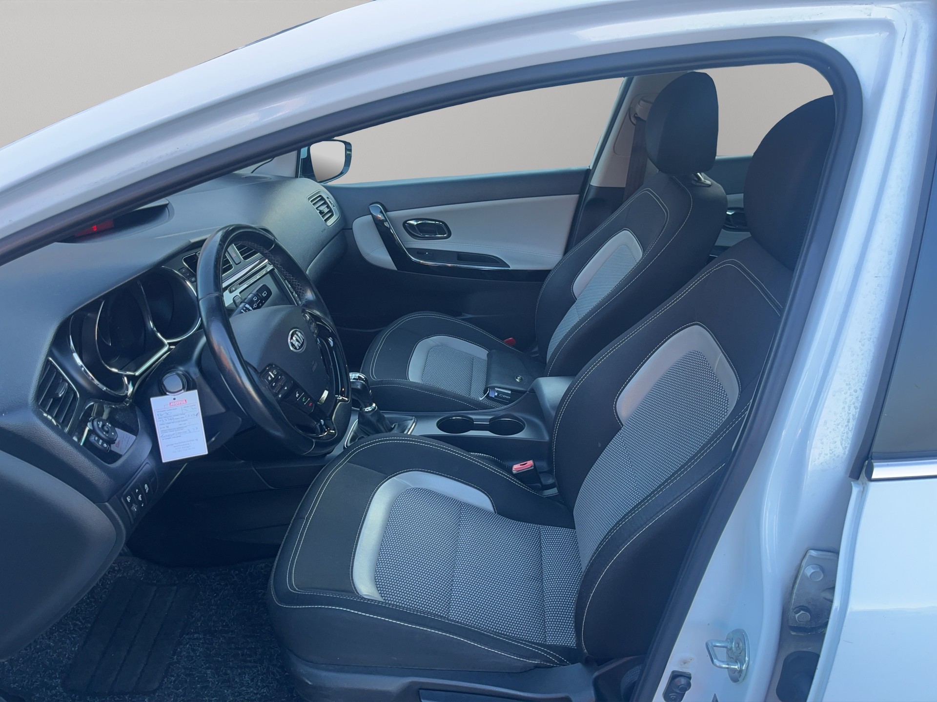 KIA Cee'd Sportswagon 1.6 GDi FiFa Wolrd Cup Edition-image-11