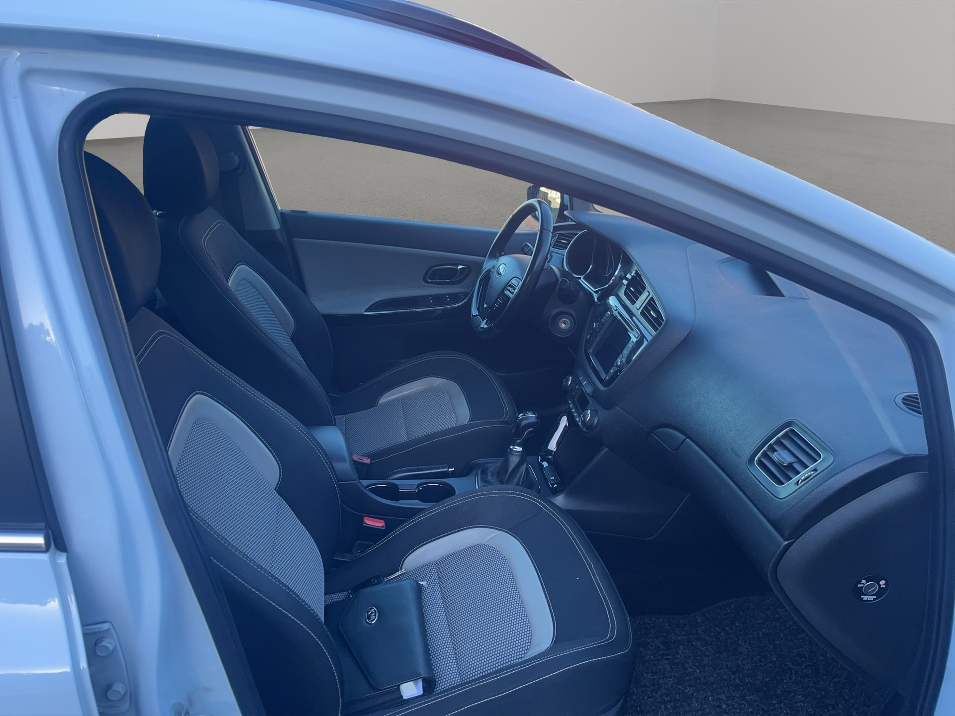 KIA Cee'd Sportswagon 1.6 GDi FiFa Wolrd Cup Edition-image-4