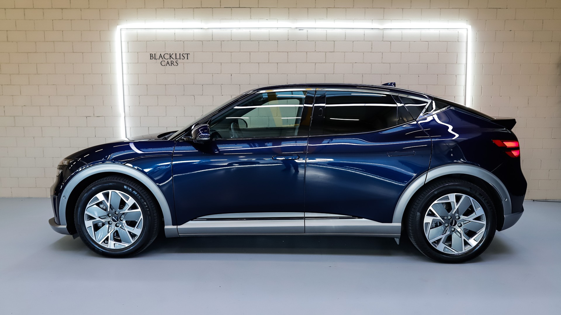 GENESIS GV60 77.4 kWh Premium *Capri Blue*-image-3