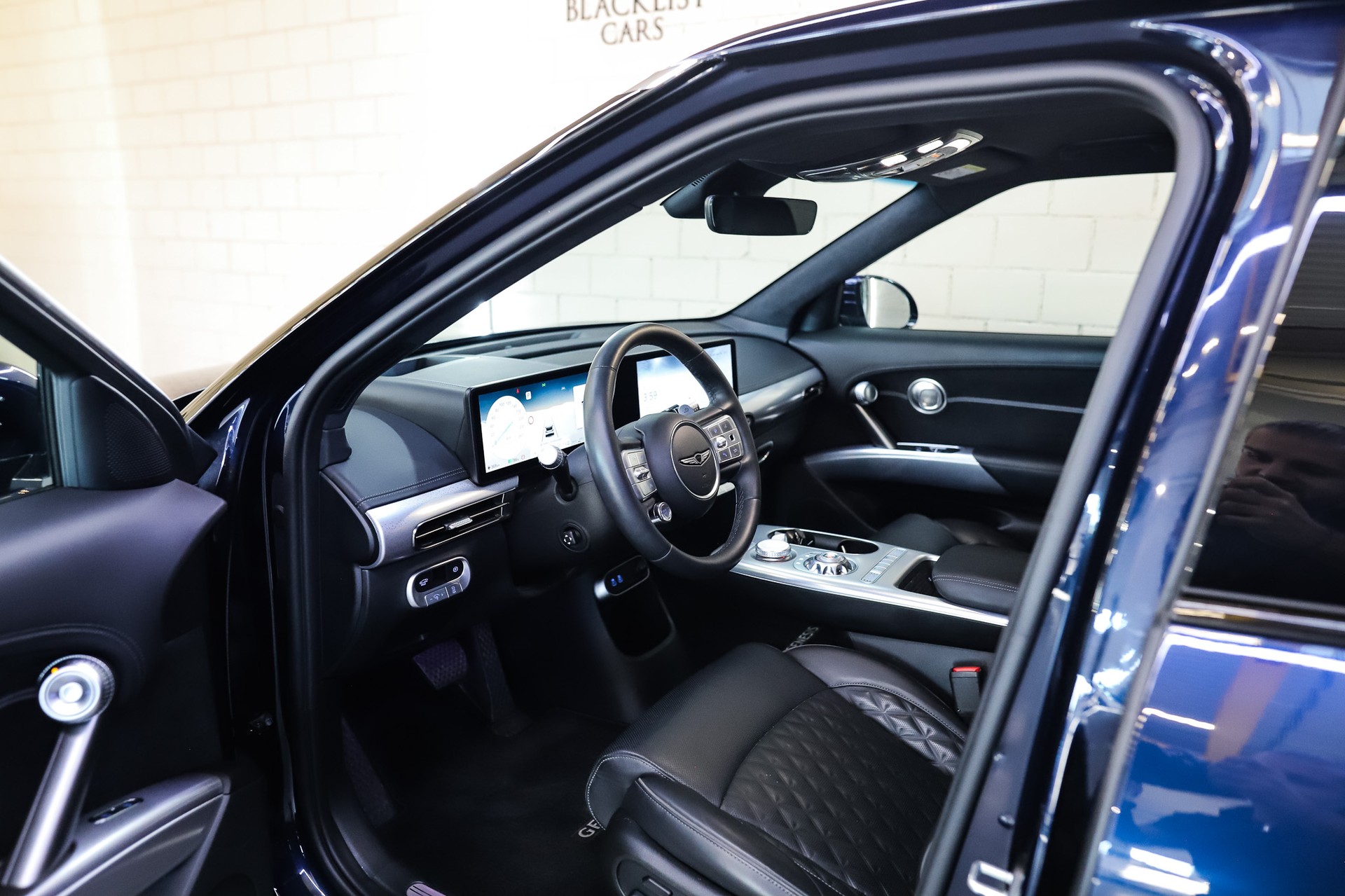 GENESIS GV60 77.4 kWh Premium *Capri Blue*-image-6