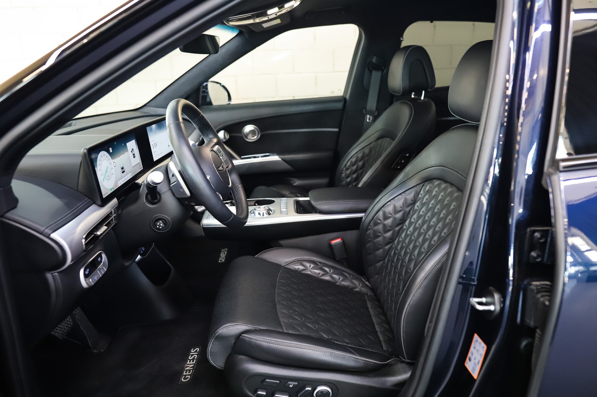 GENESIS GV60 77.4 kWh Premium *Capri Blue*-image-8