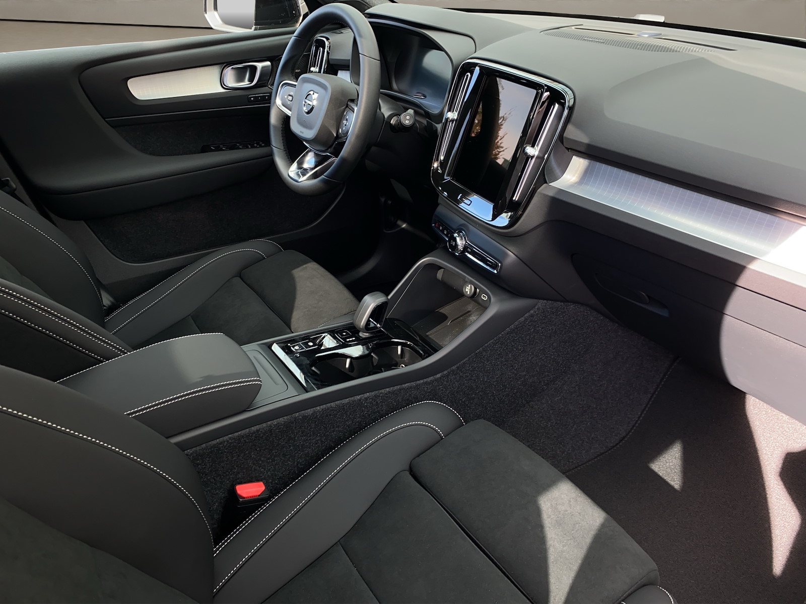VOLVO XC40 2.0 B3 MH Plus Dark-image-10
