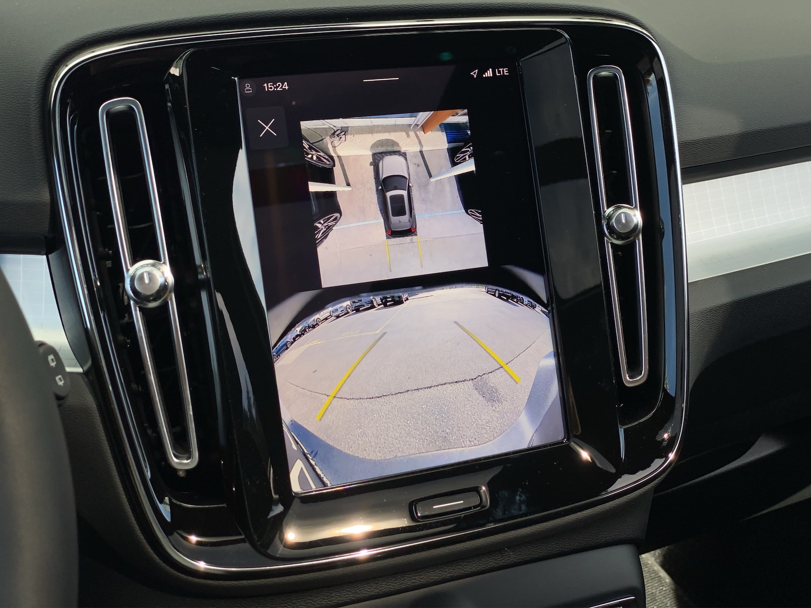 VOLVO XC40 2.0 B3 MH Plus Dark-image-13