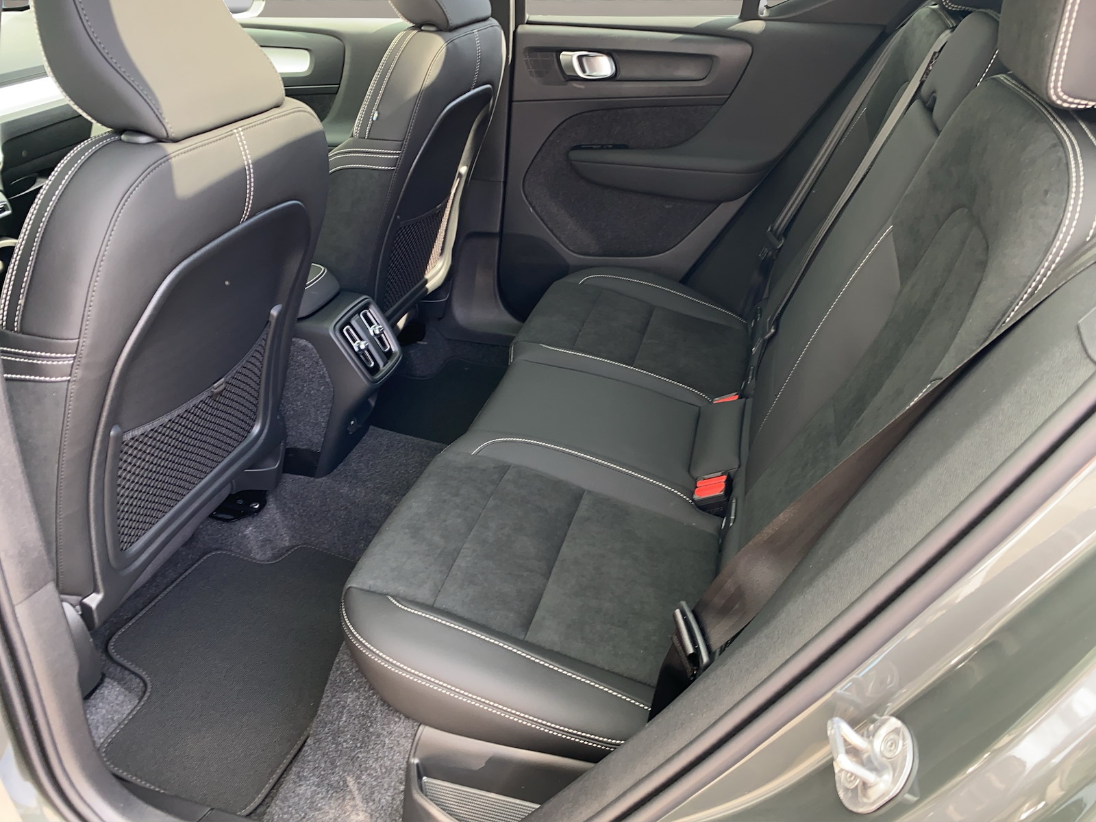 VOLVO XC40 2.0 B3 MH Plus Dark-image-9