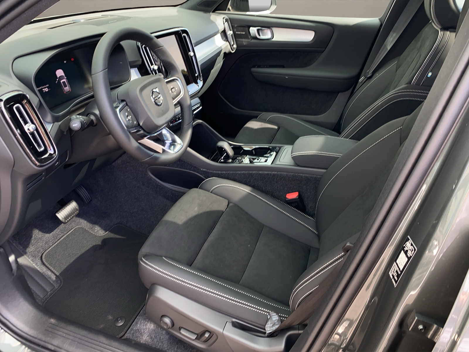 VOLVO XC40 2.0 B3 MH Plus Dark-image-8